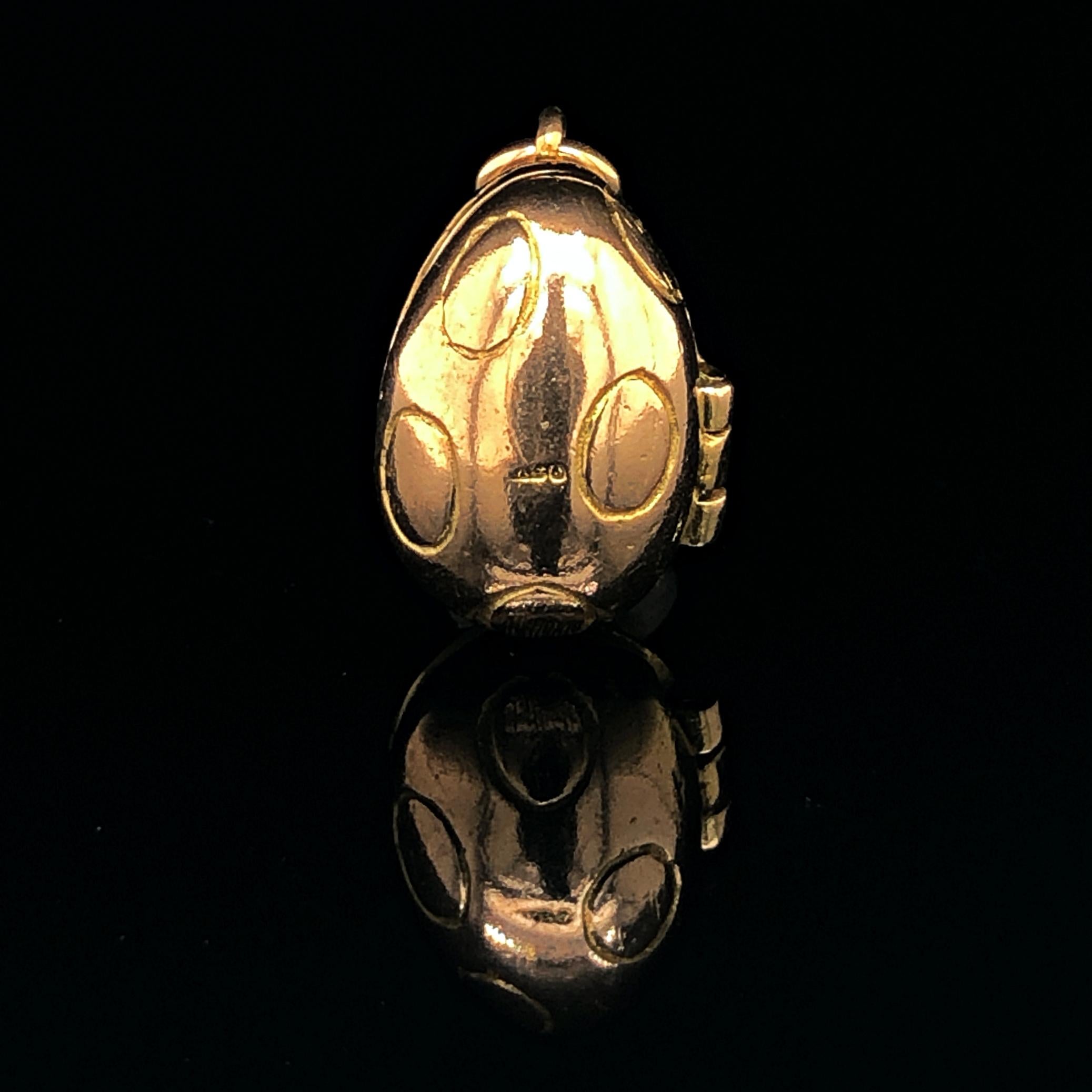 Golden Egg with Rabbit Pendant, circa 1900 In Excellent Condition In Idar-Oberstein, DE