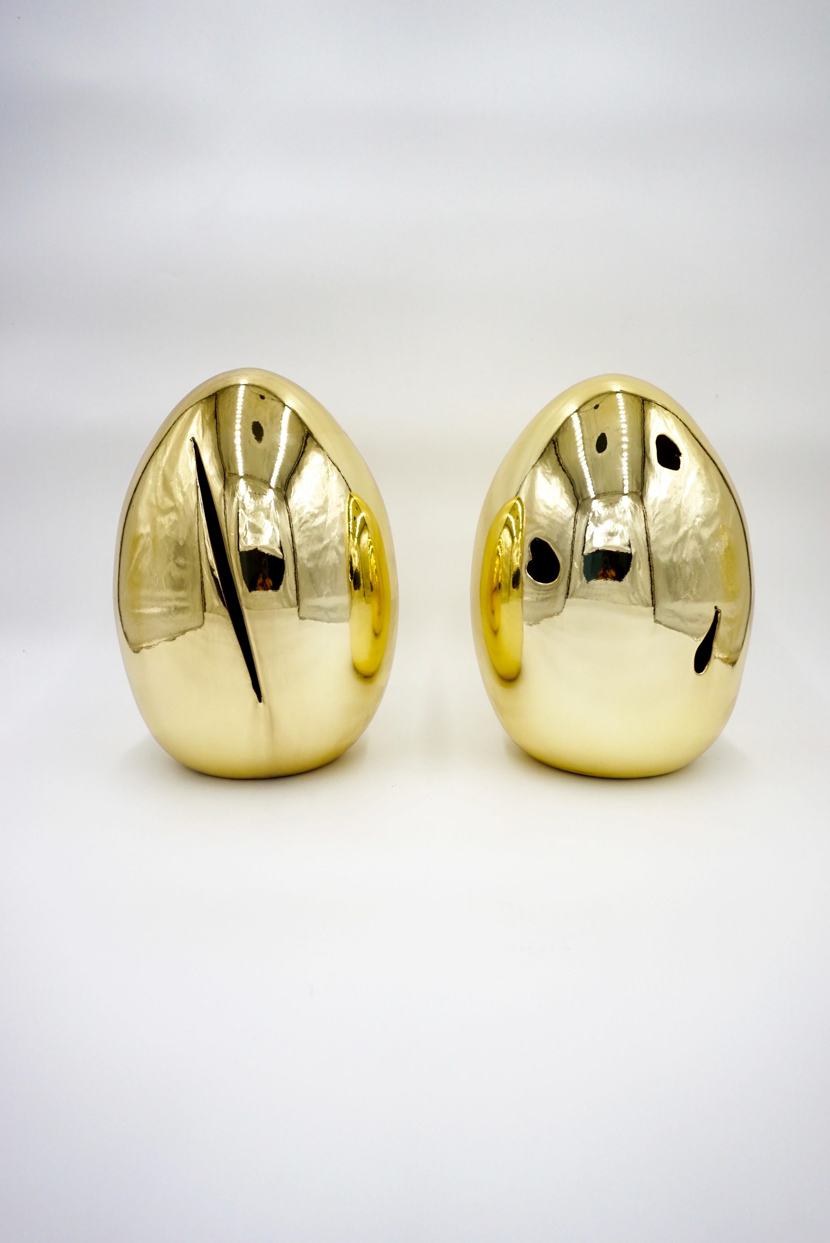 Pair of golden glazed polished ceramic table lamps, GOLDEN EGGS, by Lorenzo Ciompi, limited edition, 2023.
A tribute to Lucio Fontana, inspired by the works of Lucio Fontana 