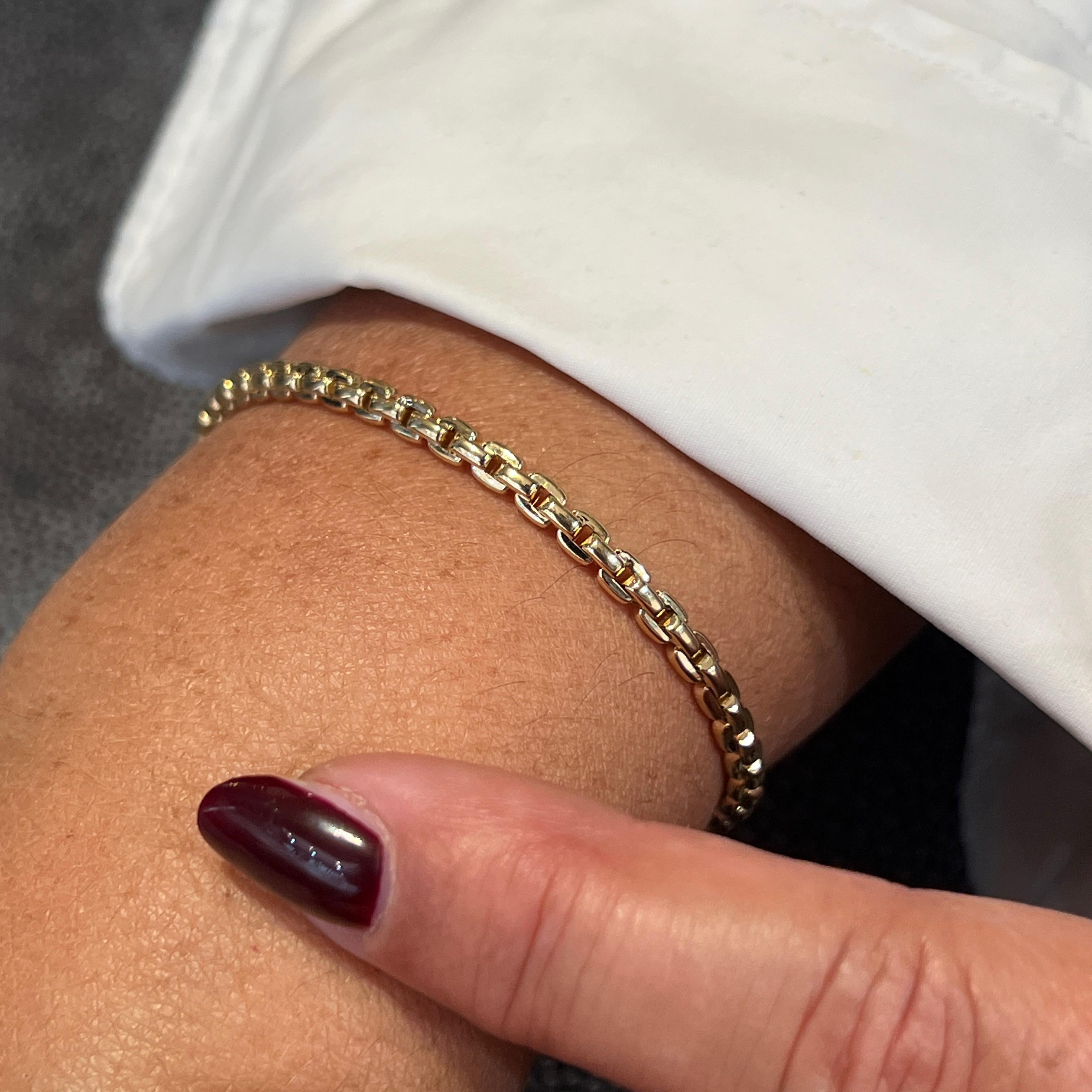 La pulsera Eternidad Dorada es una oda a la luz, la continuidad y la elegancia atemporal. Fabricado en oro amarillo de 18 quilates, su elegante diseño infinito simboliza los lazos inquebrantables, el amor eterno y el armonioso equilibrio entre