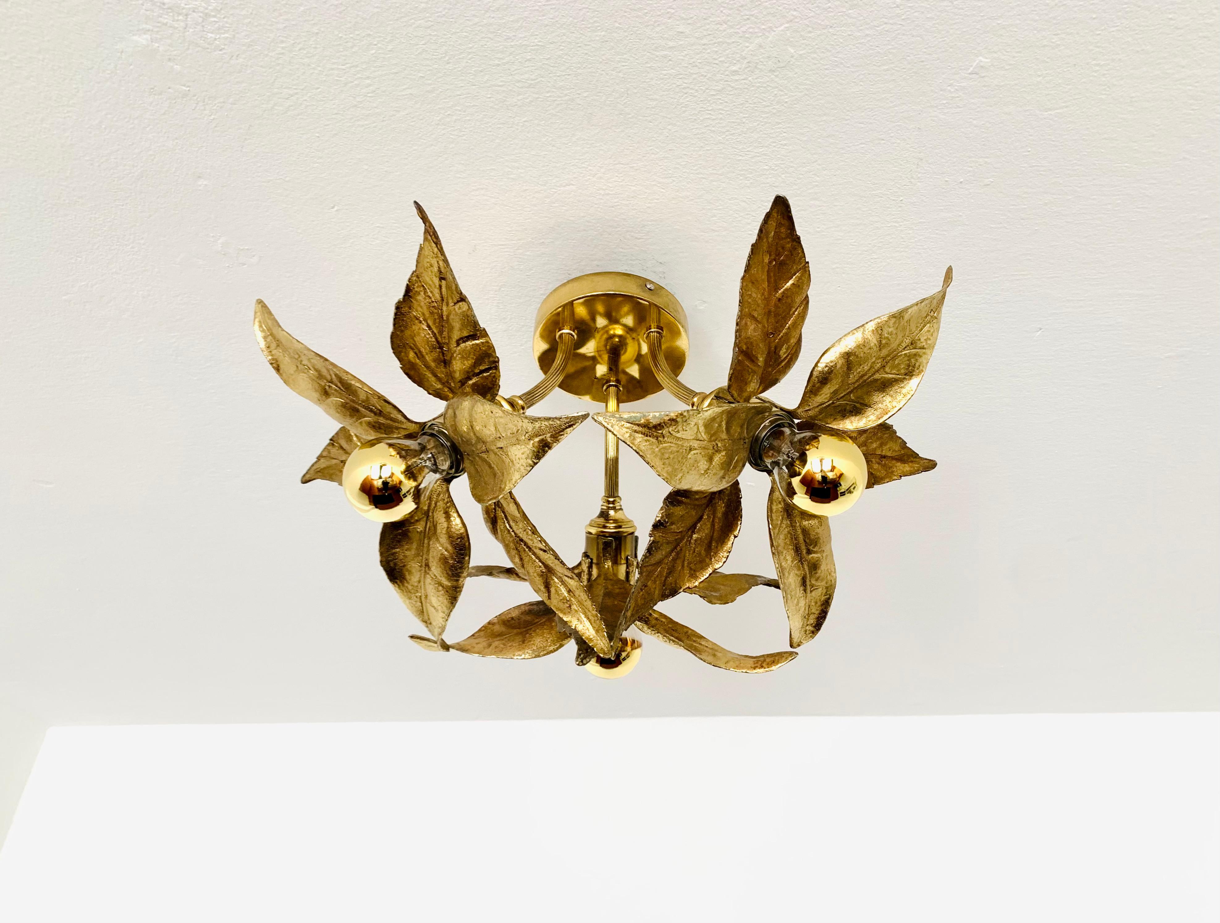 Exceptionally decorative floral ceiling lamp from the 1960s.
Great design and very solid workmanship.
The leaves create a spectacular light.

Design: Willy Daro
Manufacturer: Massive

Condition:

Very good vintage condition with slight