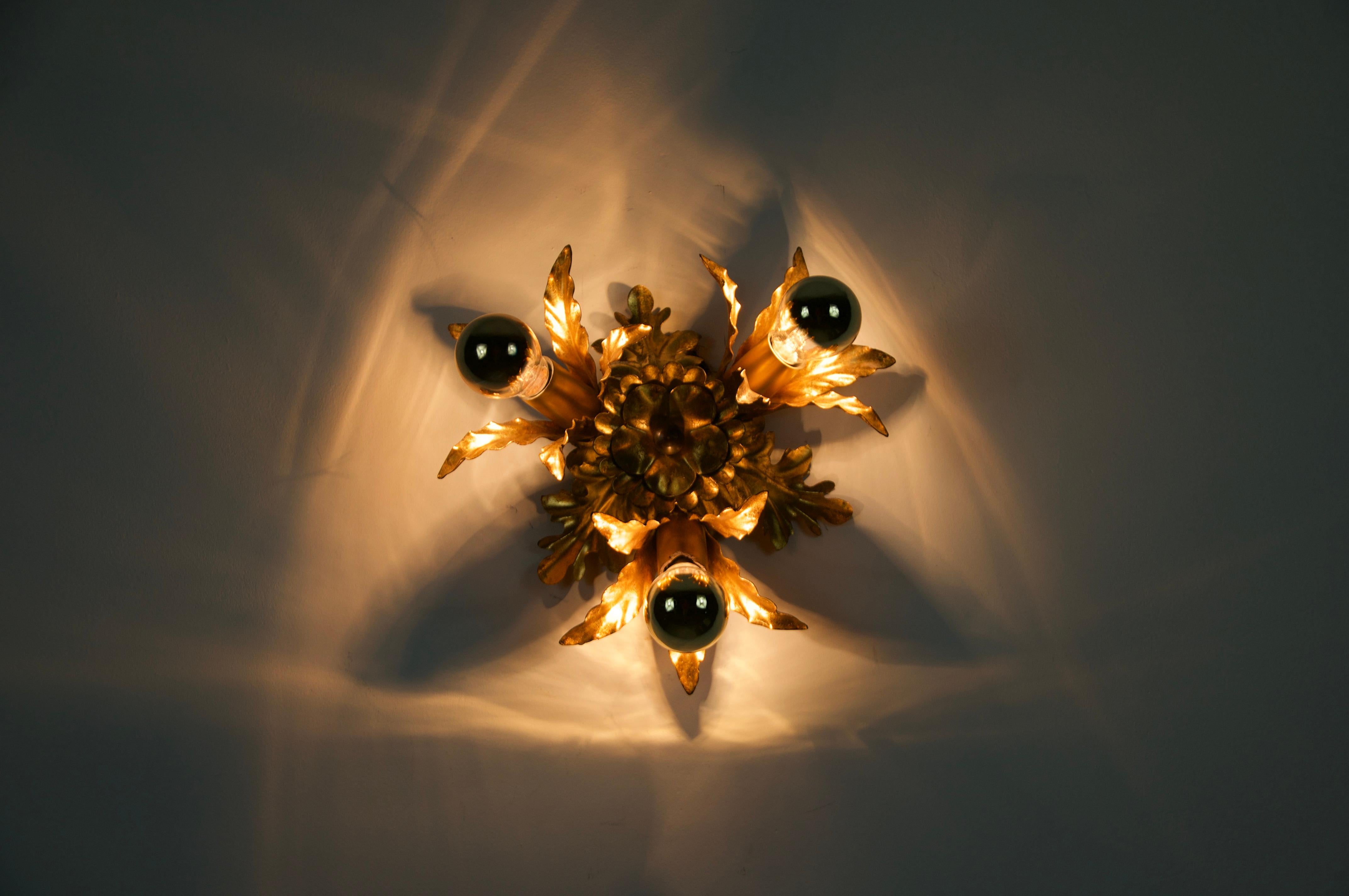 Goldene Florentine Blume Form Flush Mount oder Wandleuchte, Deutschland, 1970er im Angebot 4