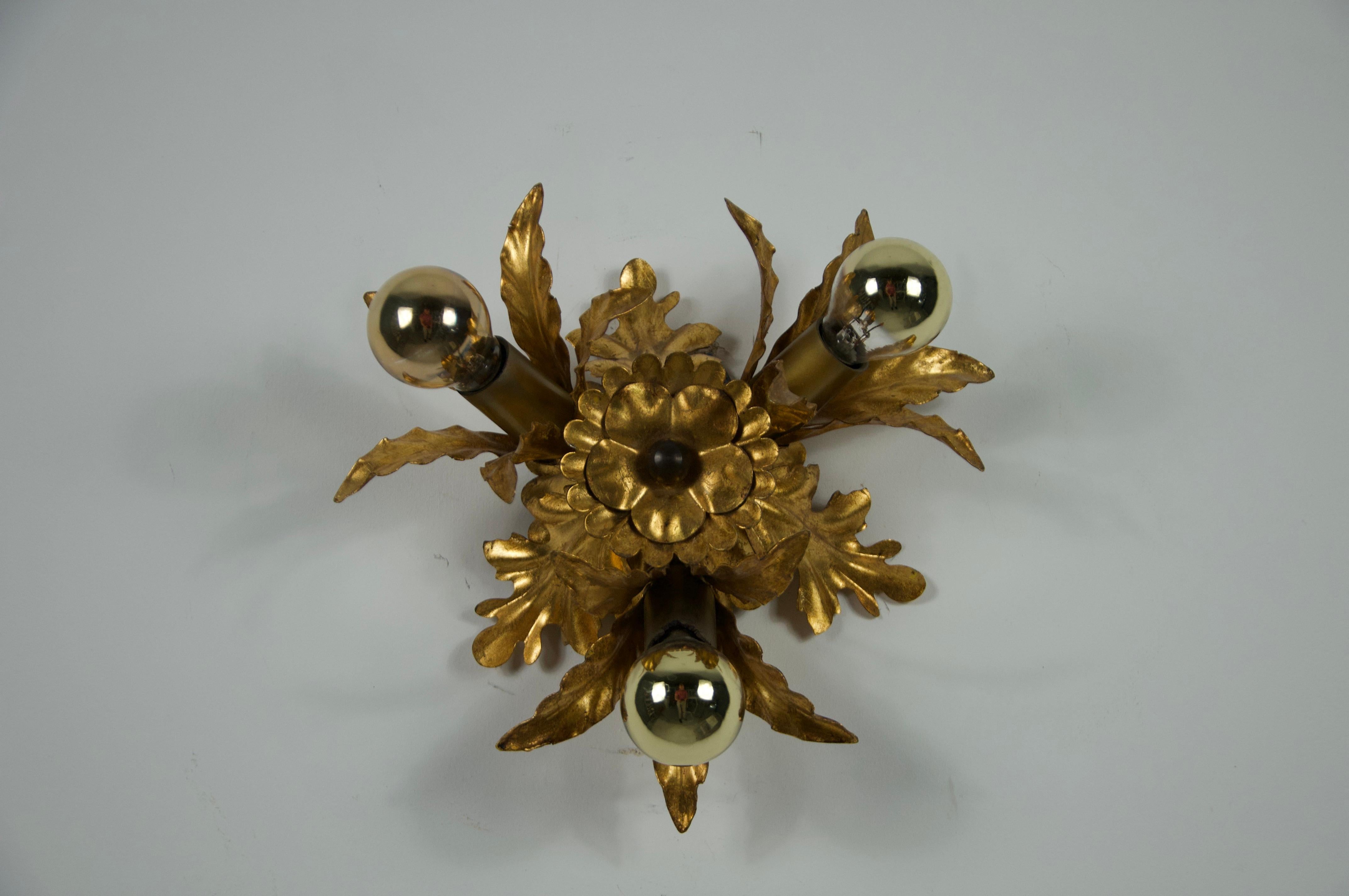 Goldene Florentine Blume Form Flush Mount oder Wandleuchte, Deutschland, 1970er (Hollywood Regency) im Angebot