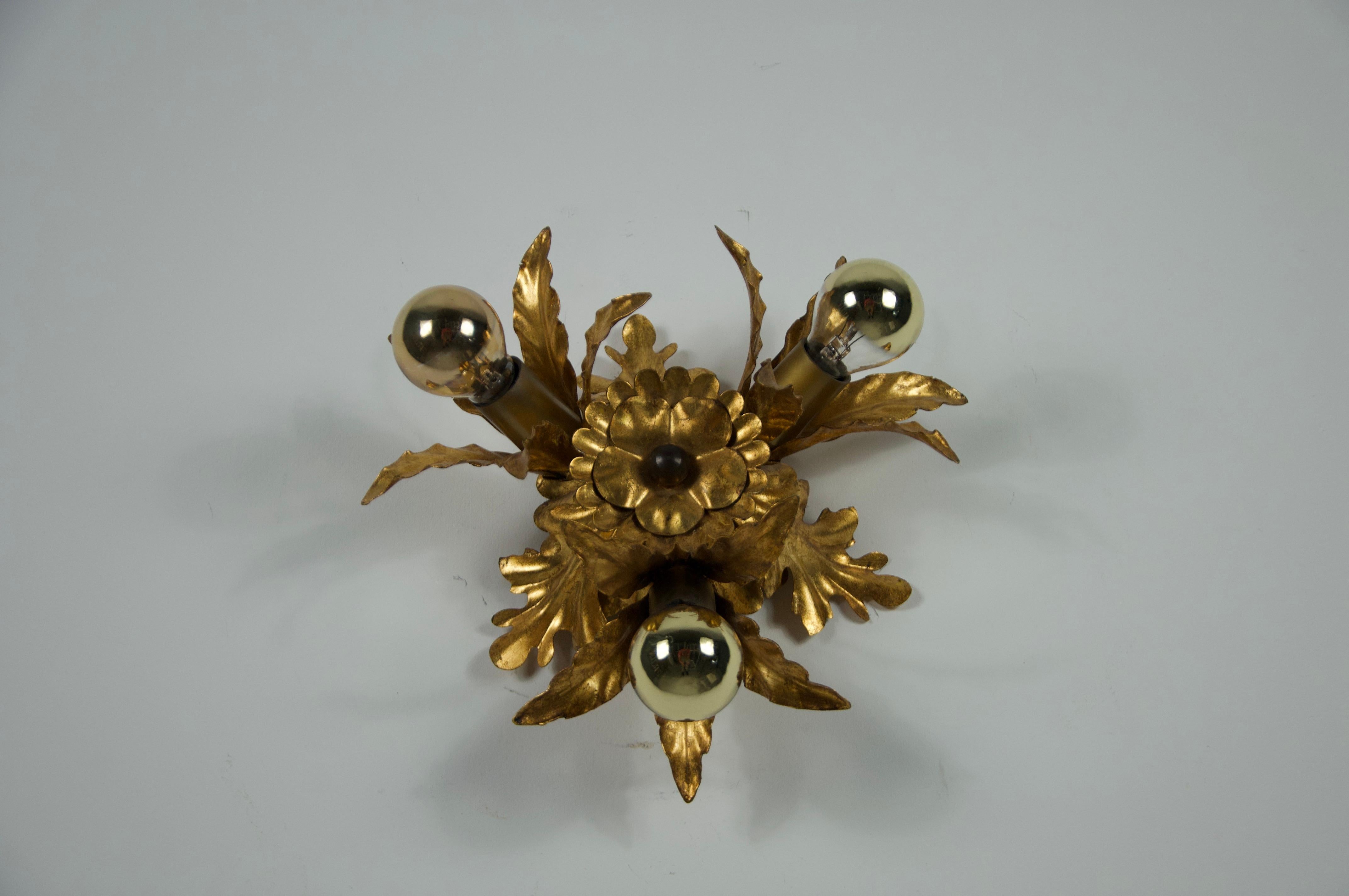 Goldene Florentine Blume Form Flush Mount oder Wandleuchte, Deutschland, 1970er im Zustand „Gut“ im Angebot in Hagenbach, DE