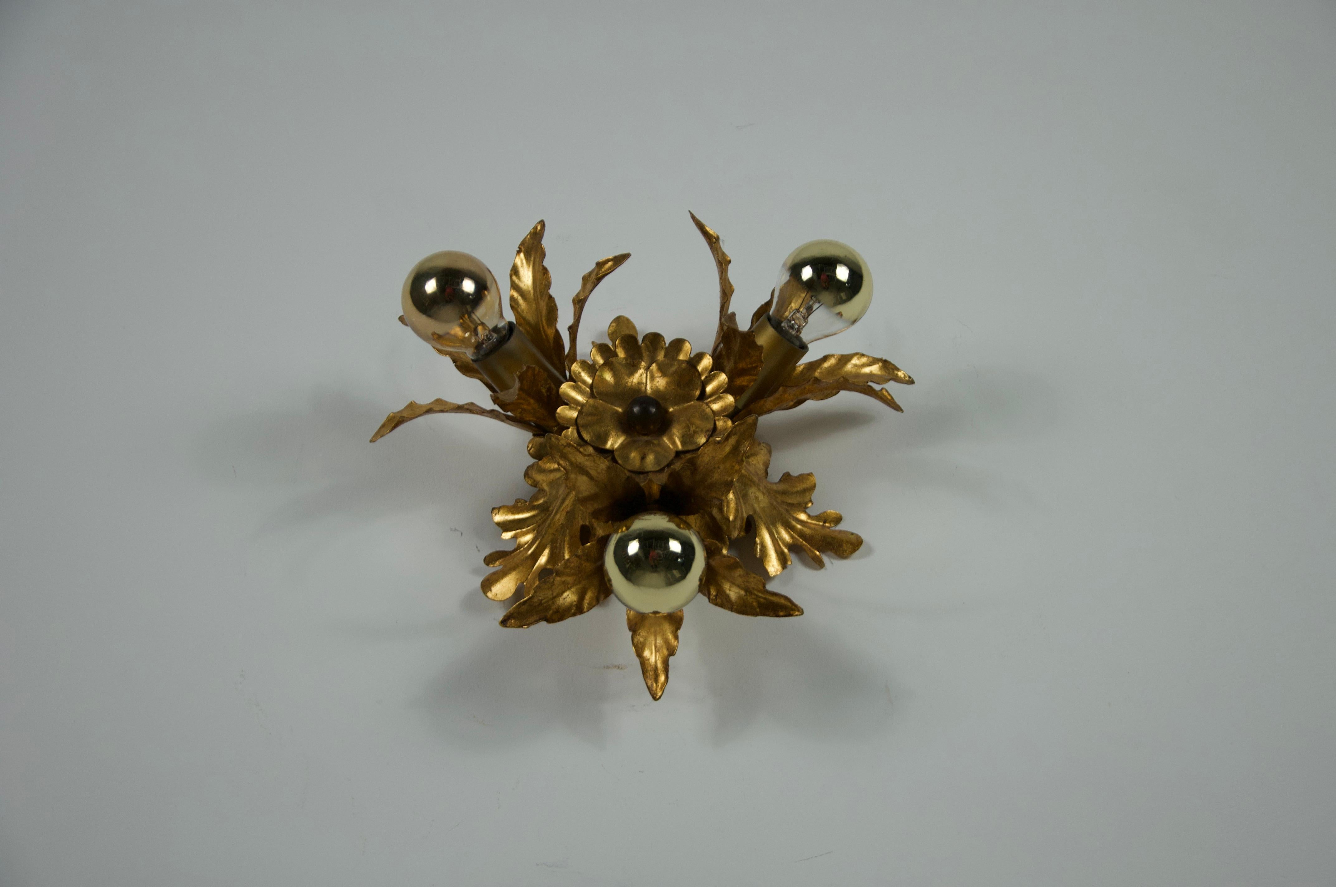 Goldene Florentine Blume Form Flush Mount oder Wandleuchte, Deutschland, 1970er (Ende des 20. Jahrhunderts) im Angebot