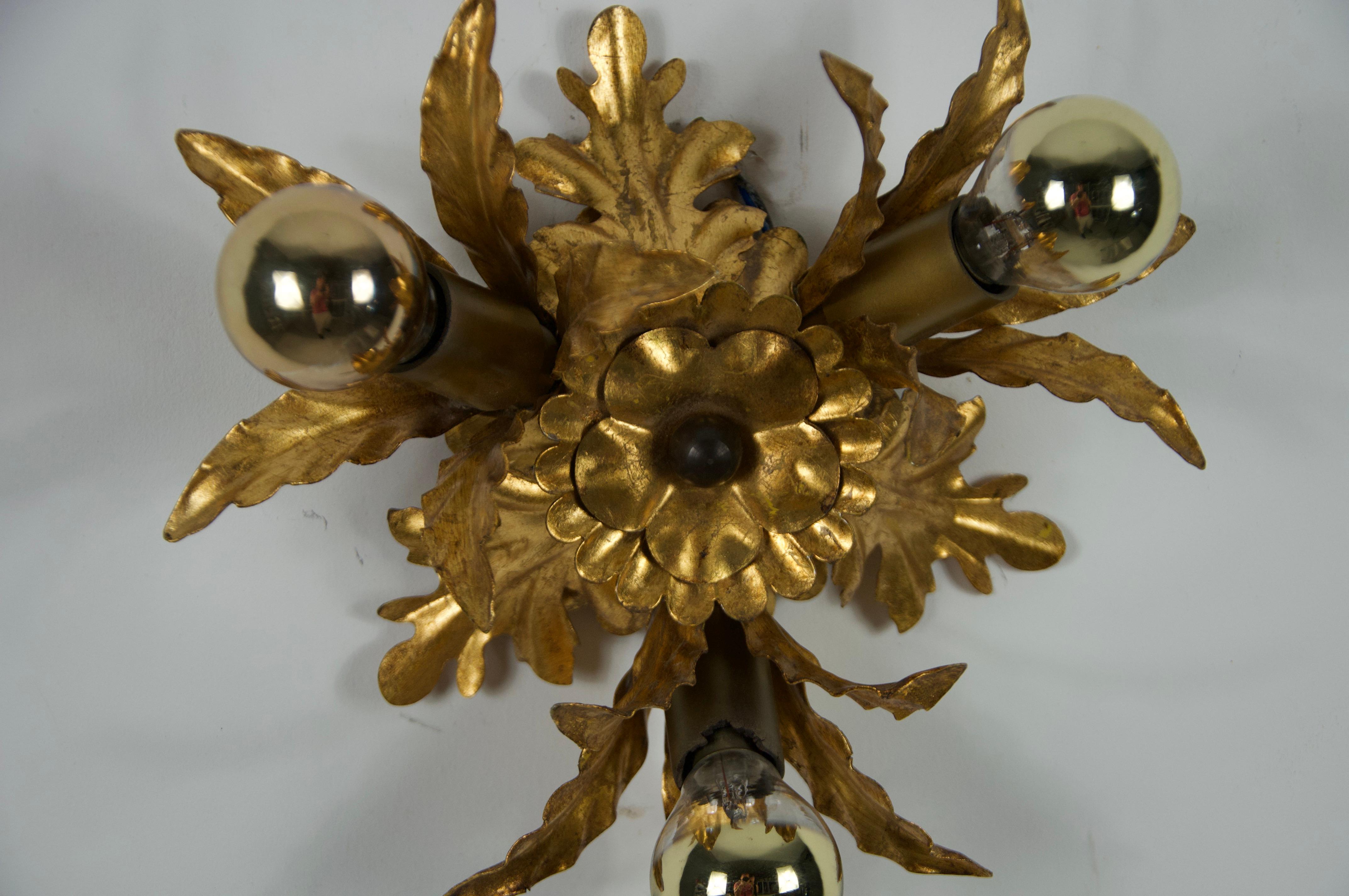 Goldene Florentine Blume Form Flush Mount oder Wandleuchte, Deutschland, 1970er (Metall) im Angebot