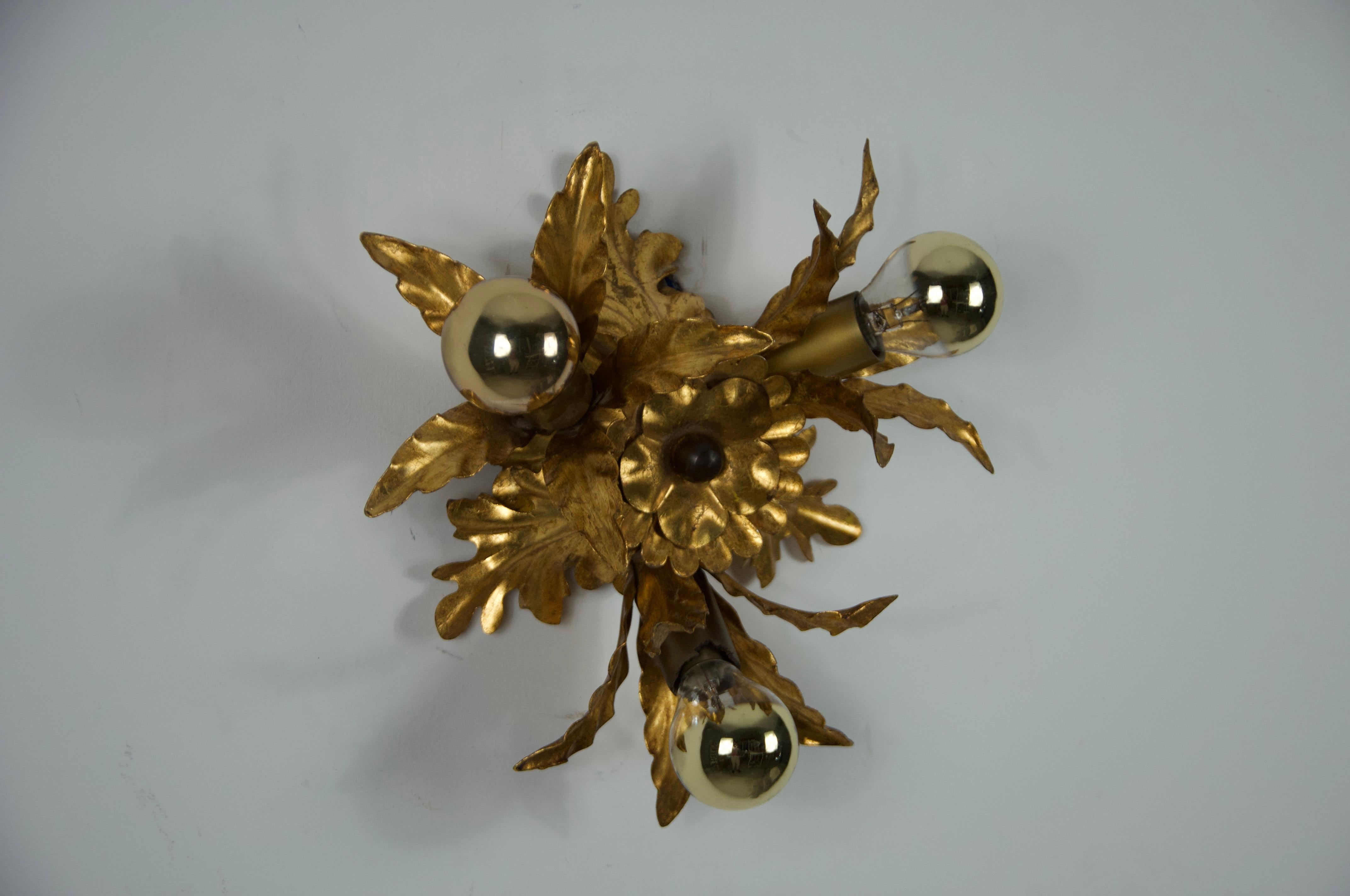 Goldene Florentine Blume Form Flush Mount oder Wandleuchte, Deutschland, 1970er im Angebot 1