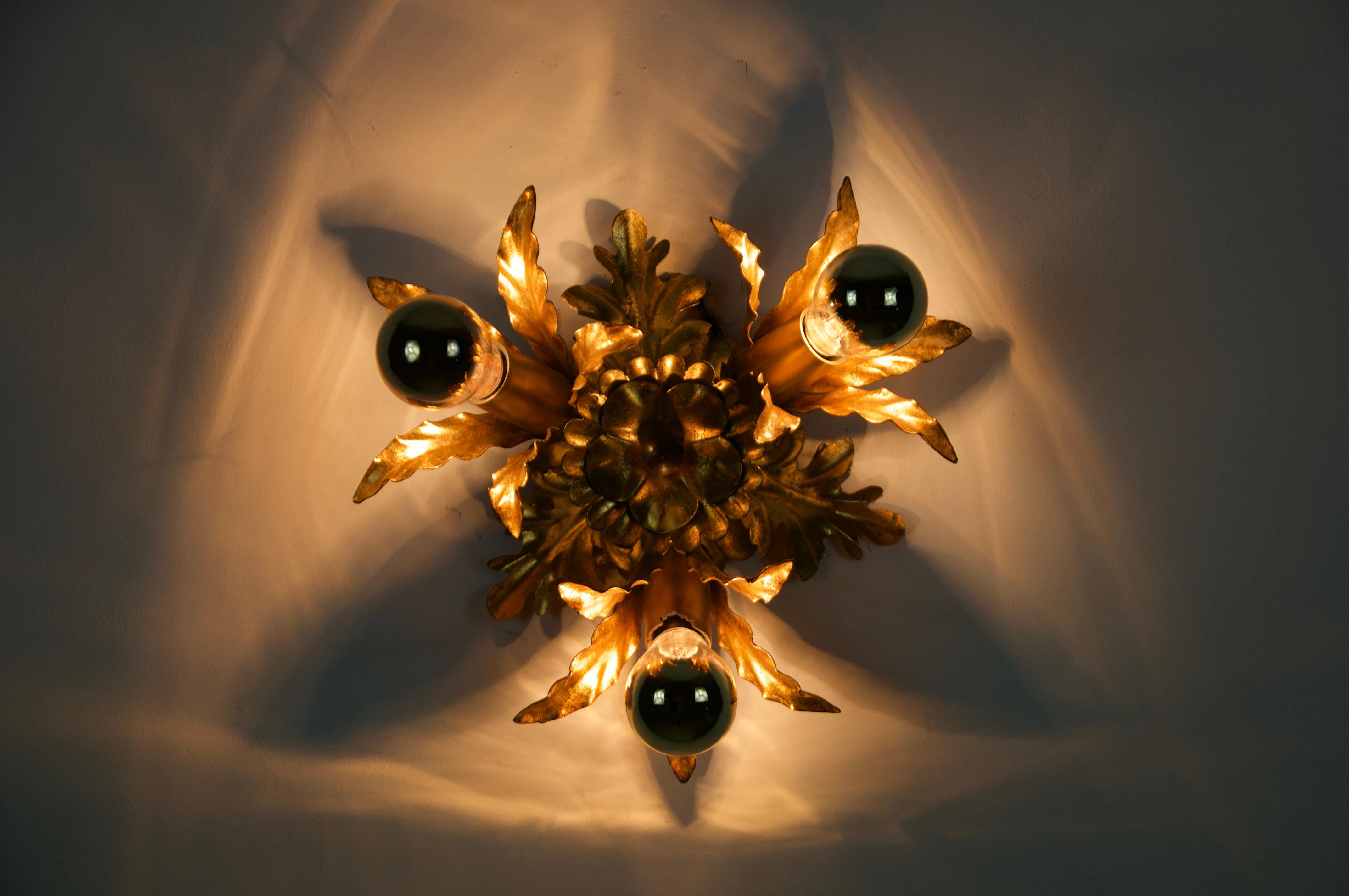 Goldene Florentine Blume Form Flush Mount oder Wandleuchte, Deutschland, 1970er im Angebot 2
