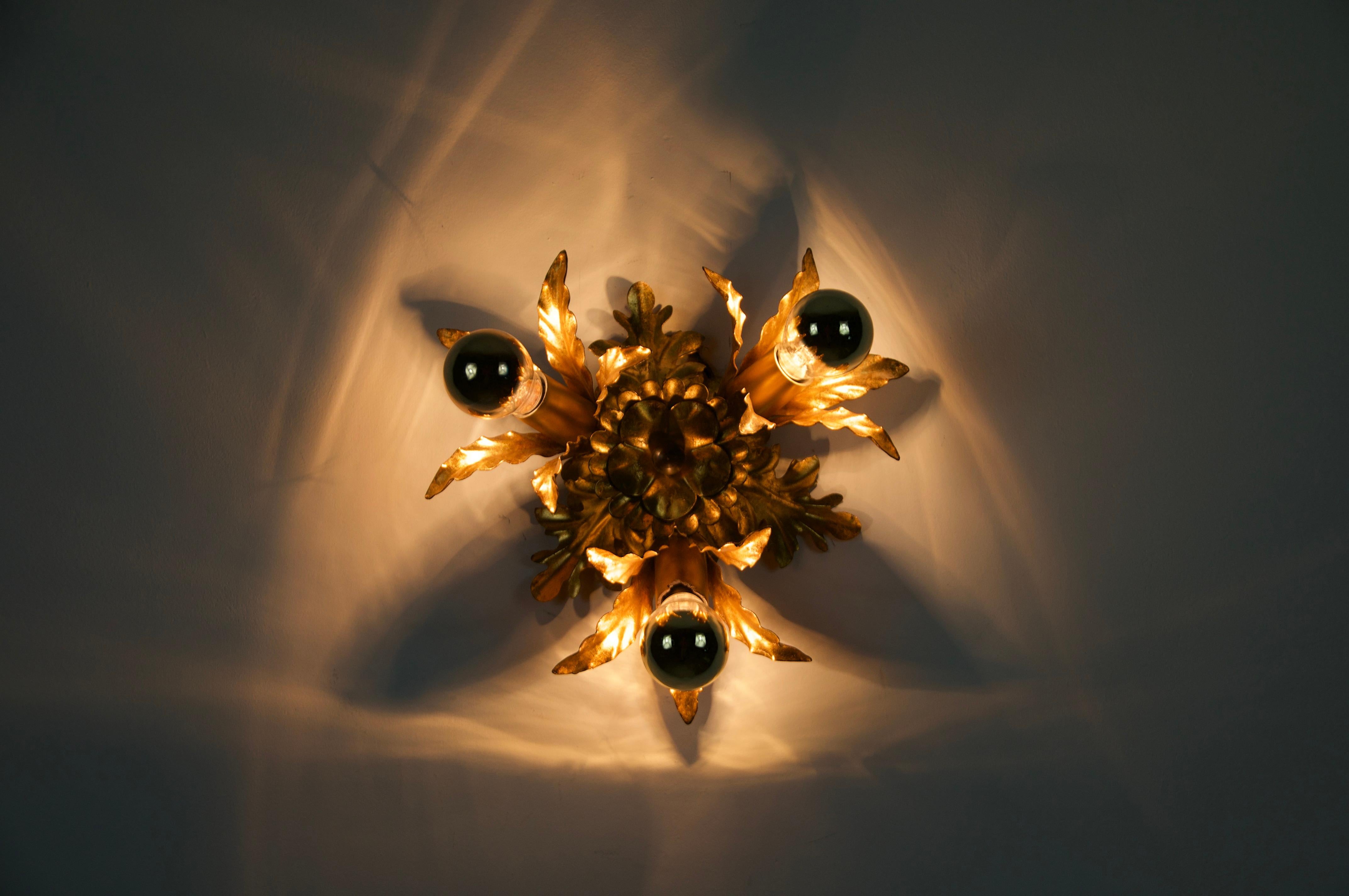 Goldene Florentine Blume Form Flush Mount oder Wandleuchte, Deutschland, 1970er im Angebot 3