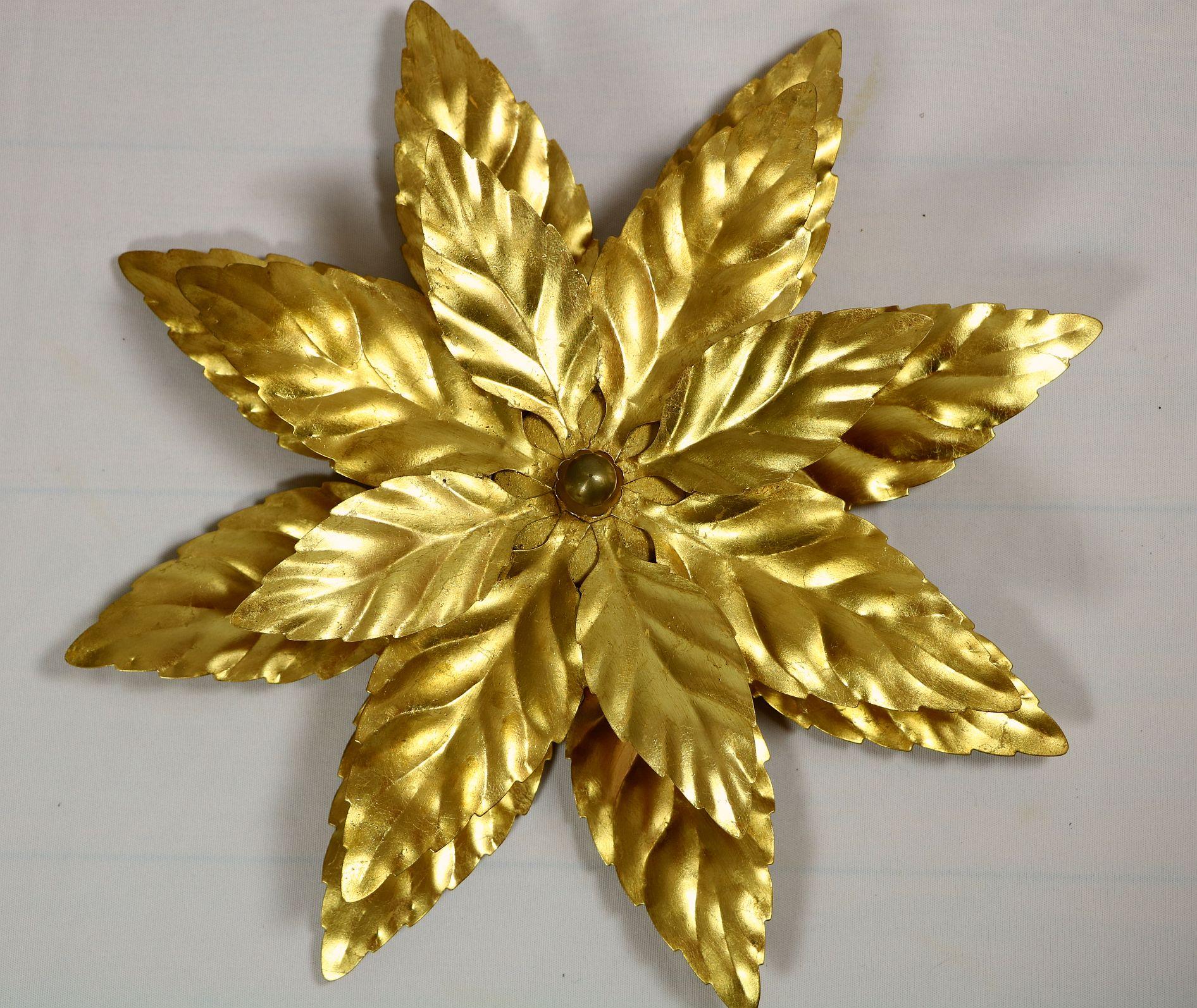 Beautiful wall lamp or ceiling lamp in the design of a flower or leaves.
Made of golden metal.
Sets a special accent in any room.

Through the 4 hidden bulbs the lamp makes a great indirect light-
From Germany.

Diameter: 45 cm / 17.7 inch
Height: