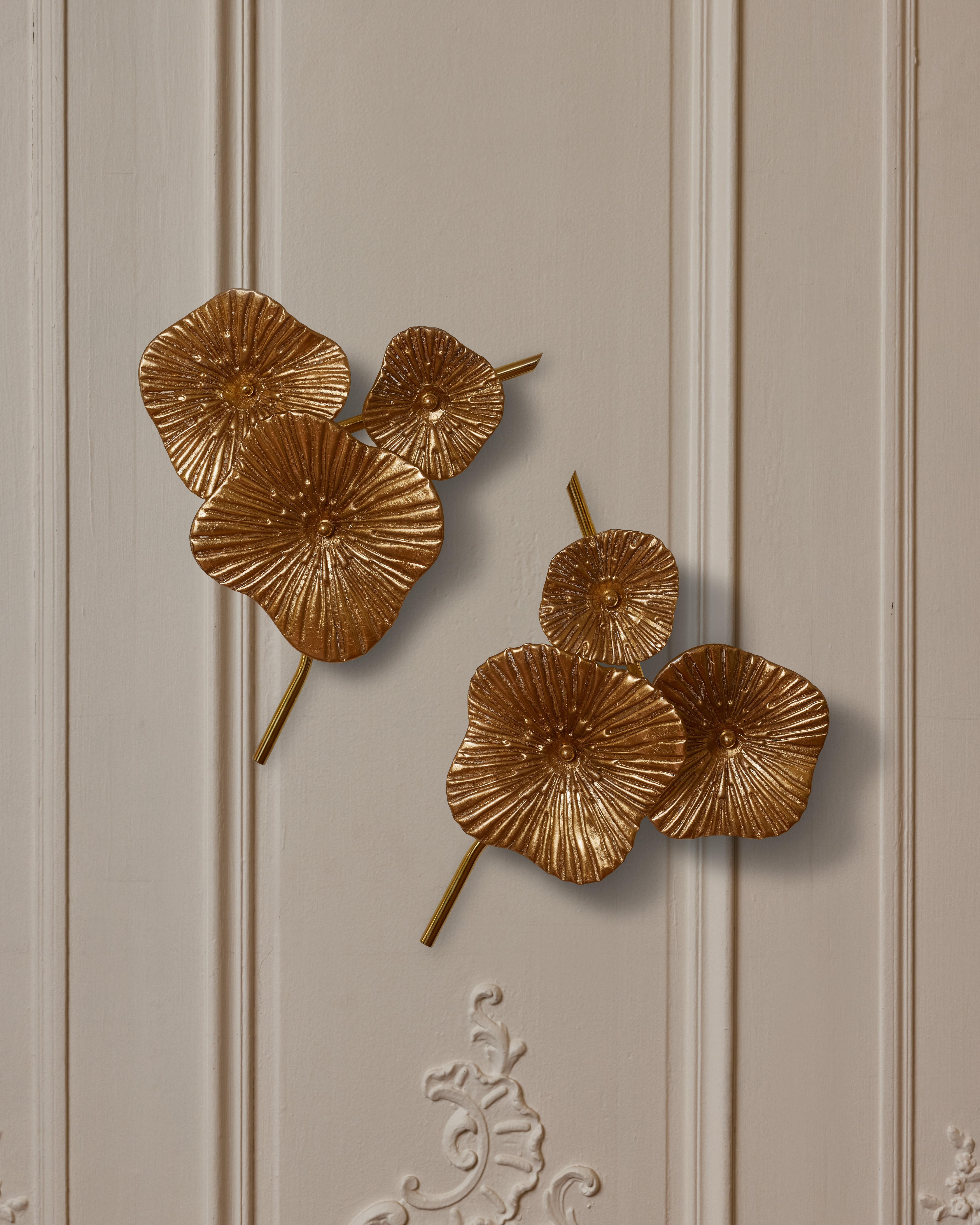 Brass sconces with flowers in sculpted Murano glass, gilt with gold leaf.
Creation by Studio Glustin.
Italy, 2023.