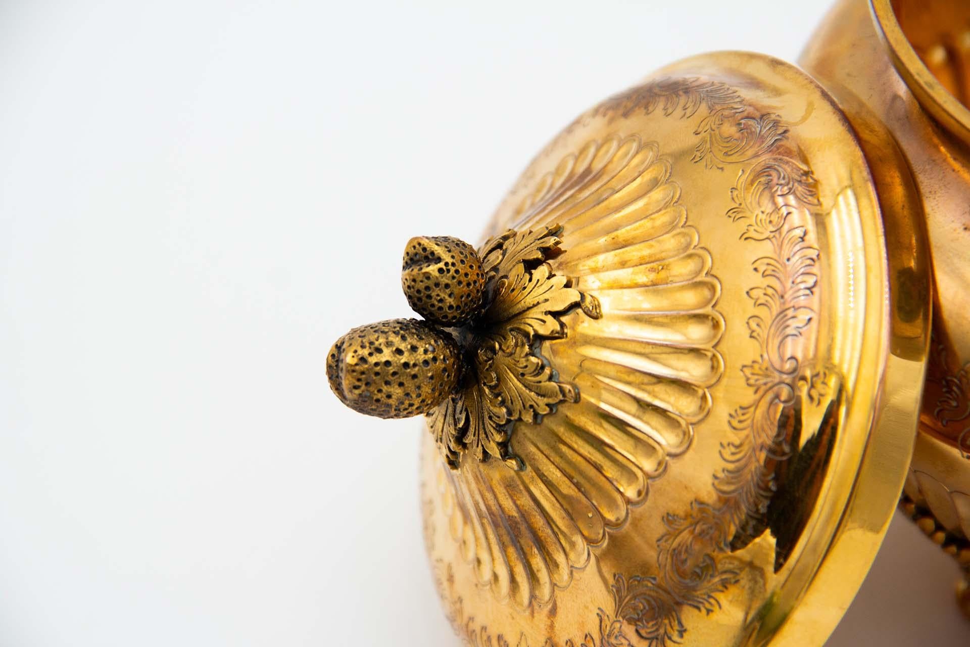 Europeo Golden fluted silver candy box in vendita