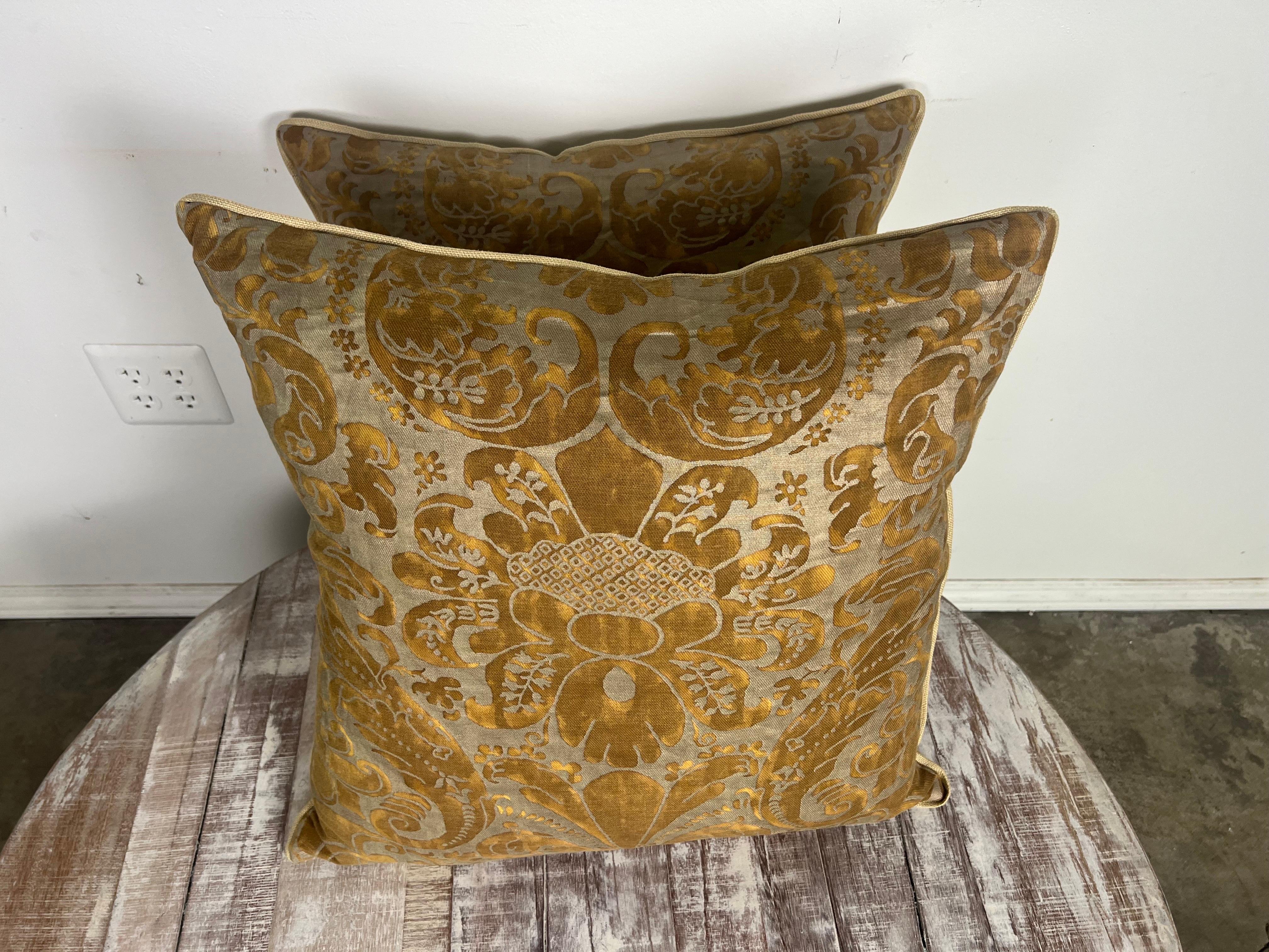 Goldene Fortuny-Textilkissen, Paar (Barock) im Angebot