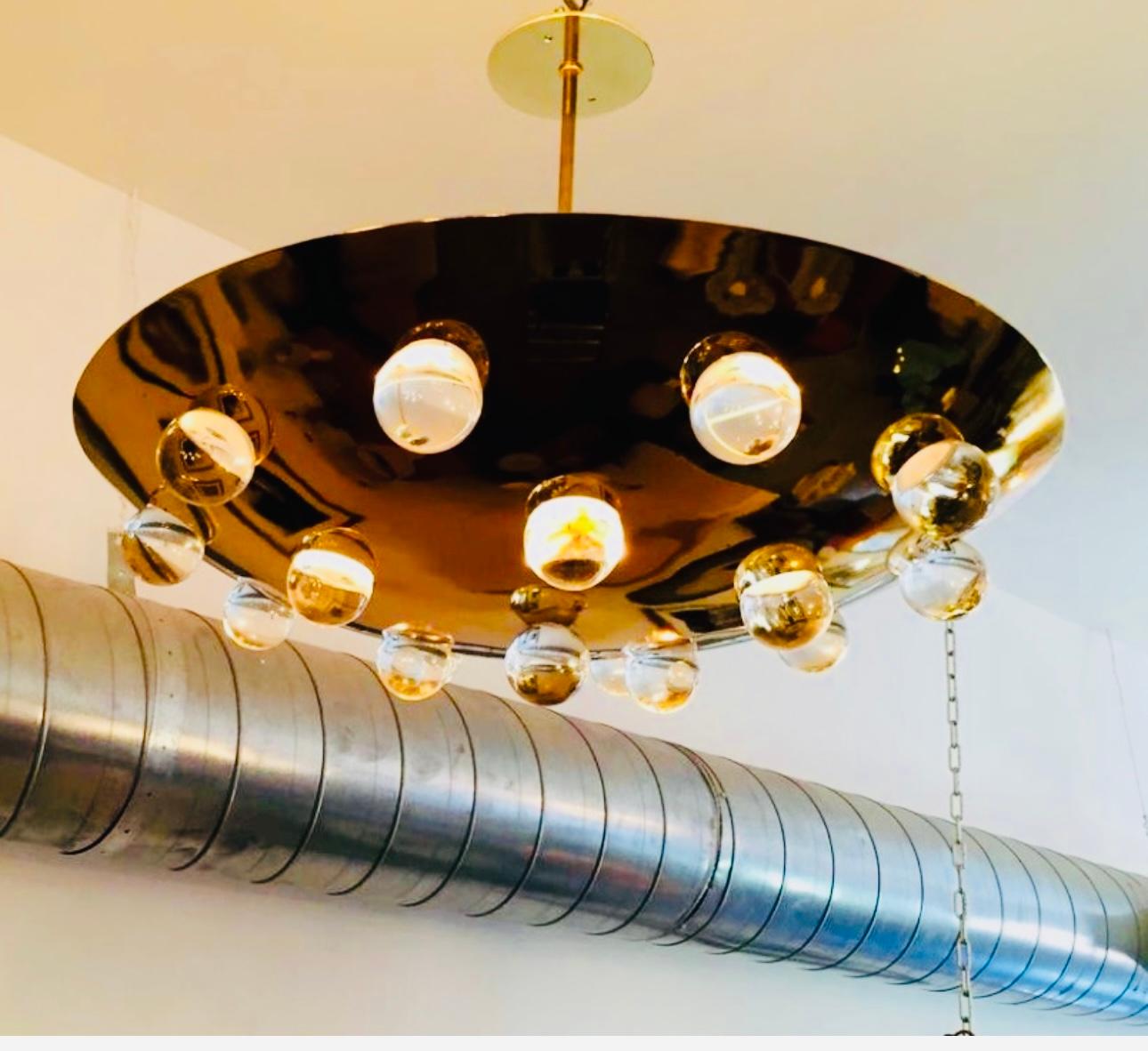 Lampadaire suspendu français doré des années 1960 Excellent état - En vente à New York, NY