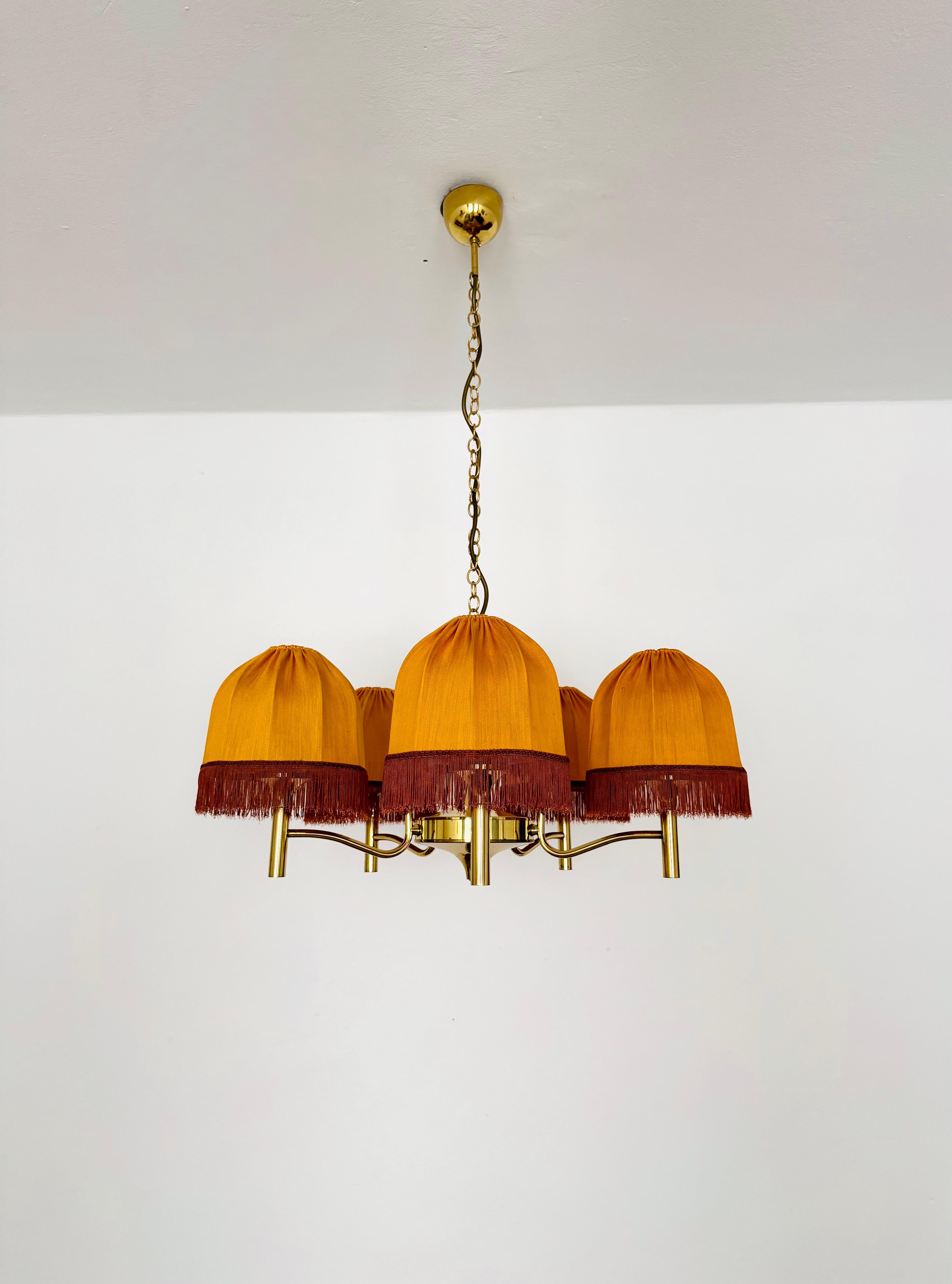 A very beautiful chandelier from the 1960s.
The five lampshades create a wonderful light.
The lamp is of very high quality.
A very contemporary design with a fantastically elegant appearance.

Condition:

Very good vintage condition with slight