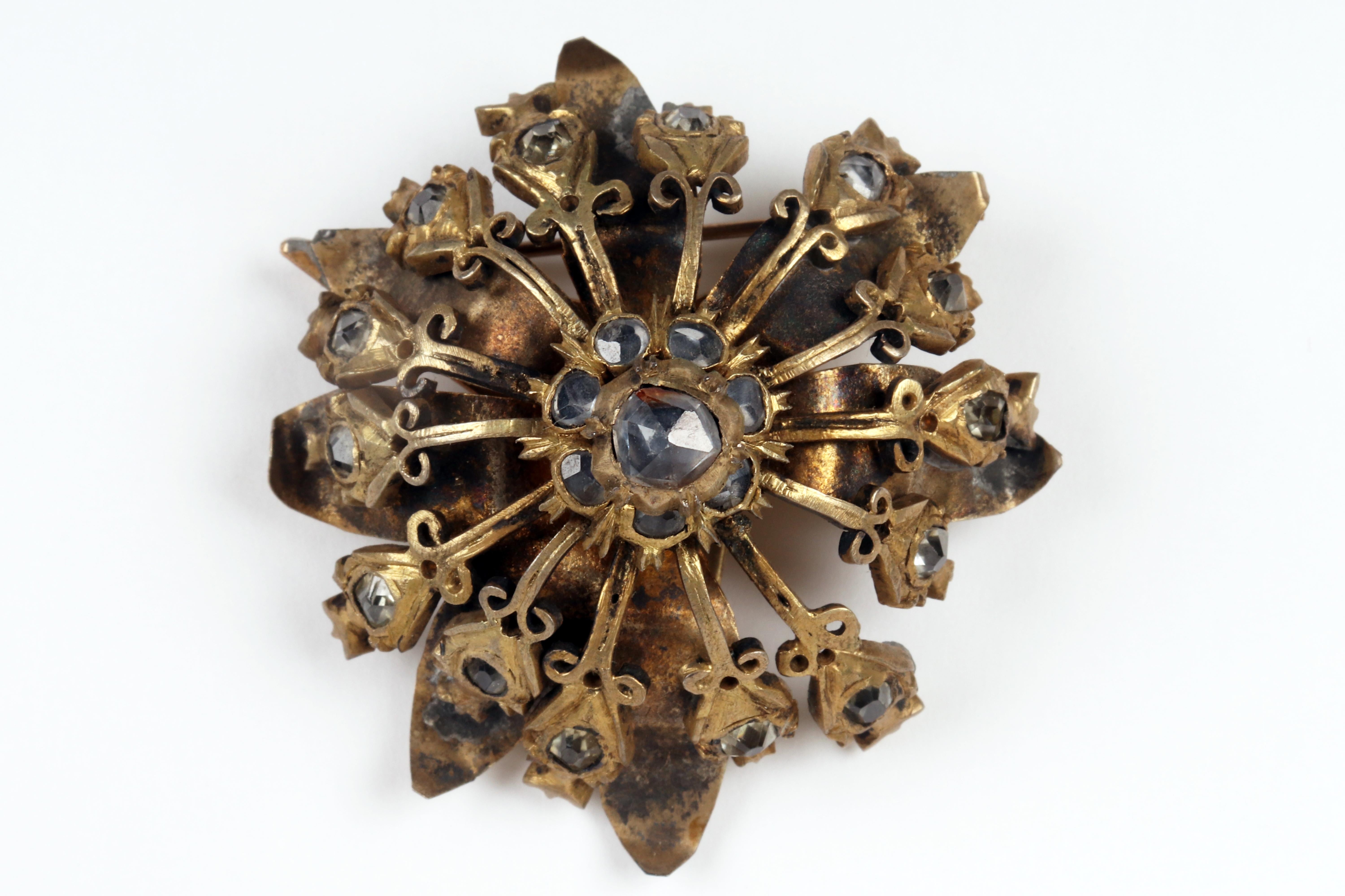 Indian Golden gilt metal brooch with rose cut diamonds, India end of 19th century. For Sale