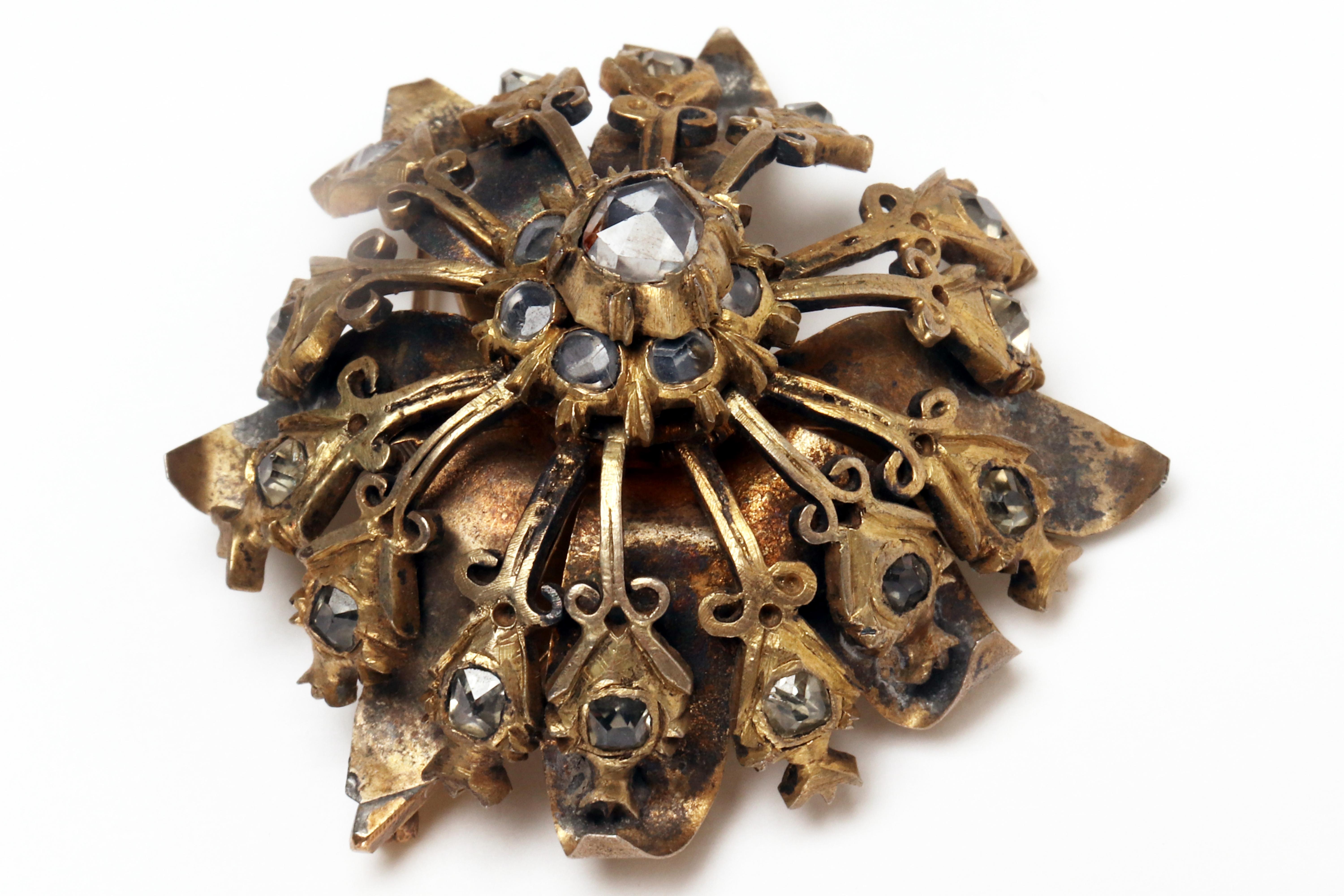 Metal Golden gilt metal brooch with rose cut diamonds, India end of 19th century. For Sale