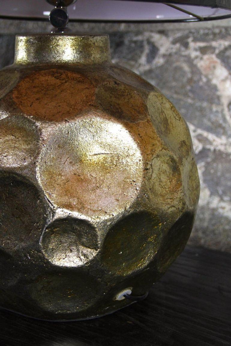 Golden glasierte Keramik-Tischlampe mit dunkelgrauem Schirm, zeitgenössischer Stil (21. Jahrhundert und zeitgenössisch) im Angebot
