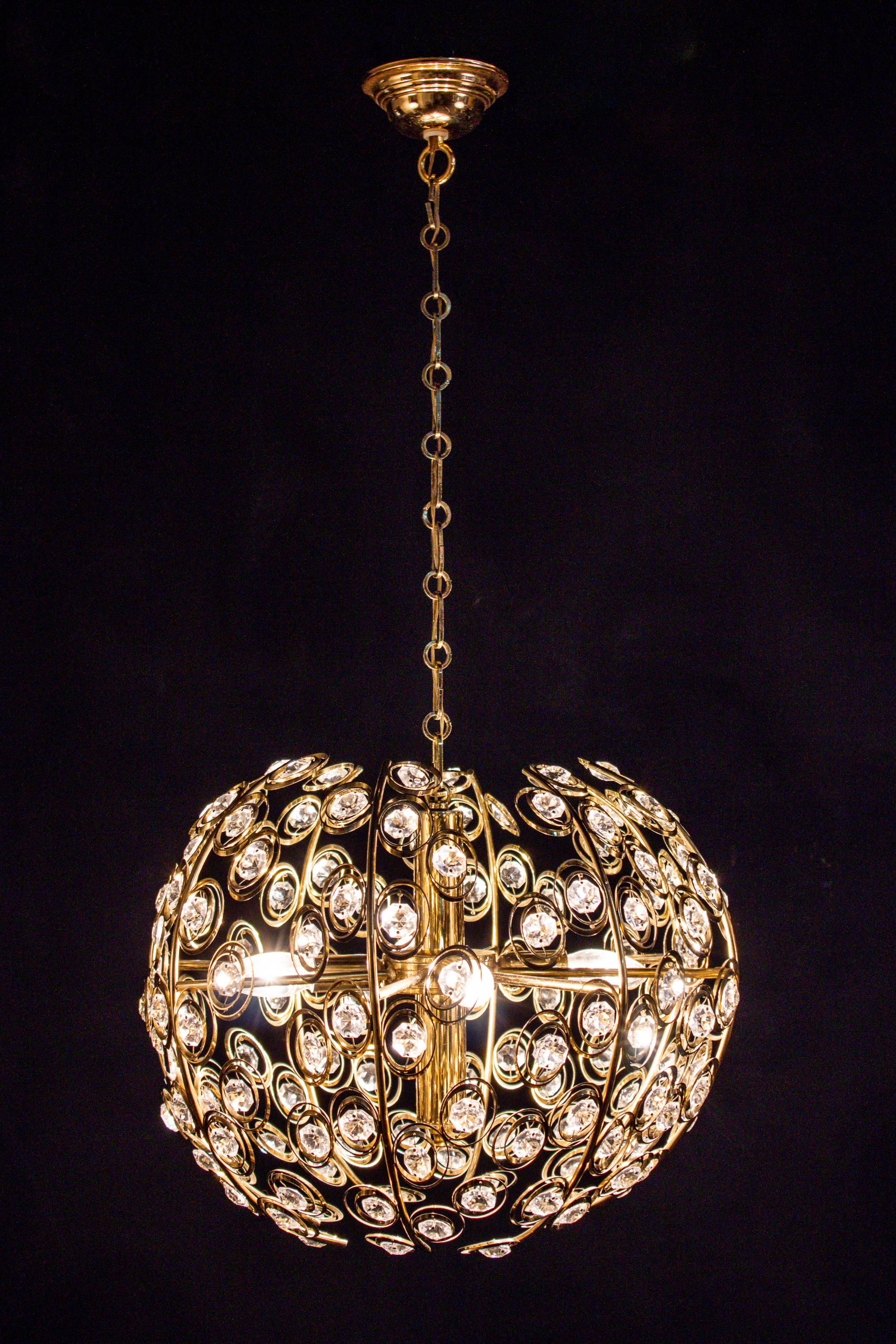 Glamurosa lámpara de araña de latón dorado y cristal en forma de diamante, diseñada en 1960 por Gaetano Sciolari.
Cuatro bombillas E14.