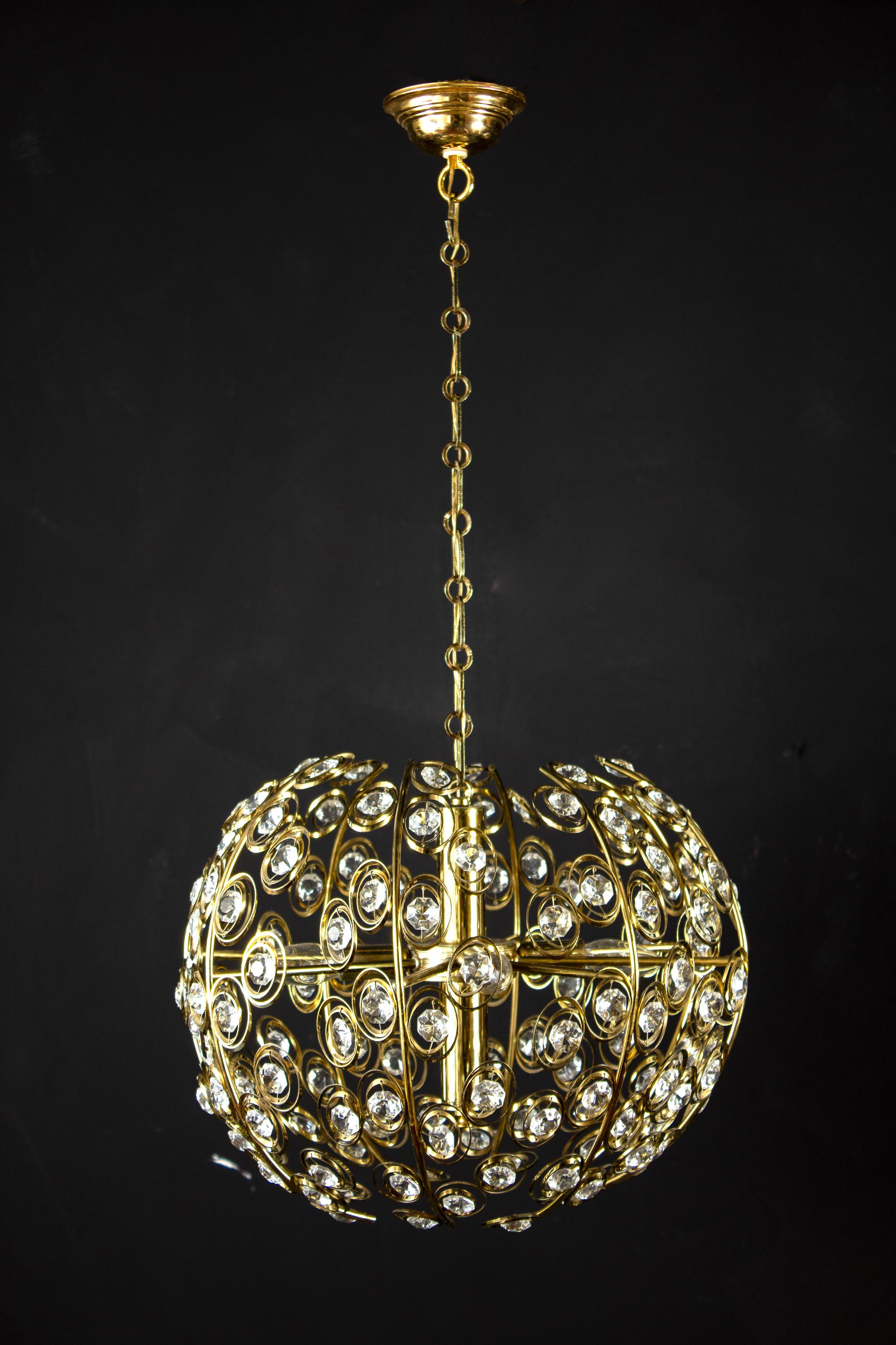 Golden Globe and Diamond Crystal Midcentury Chandelier by Gaetano Sciolari, 1960 In Excellent Condition For Sale In Rome, IT