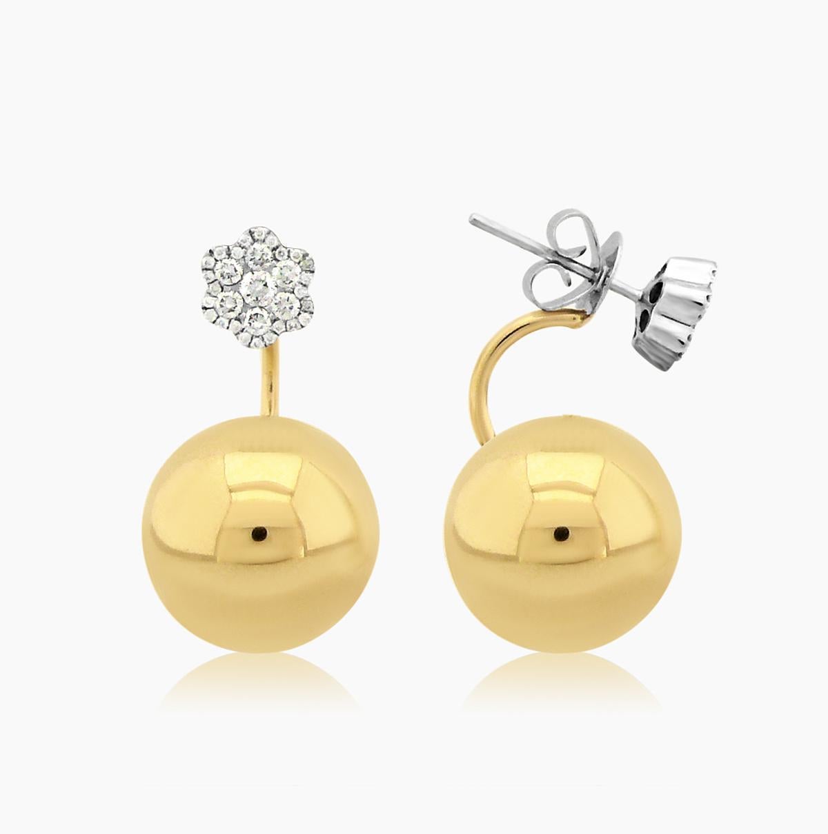Elegantes boucles d'oreilles du 21e siècle en or 18K et diamants. Ces boucles d'oreilles exquises sont fabriquées en or 18k. Le design présente une grappe étincelante de diamants blancs sertis dans un motif floral, complétée par une sphère en or