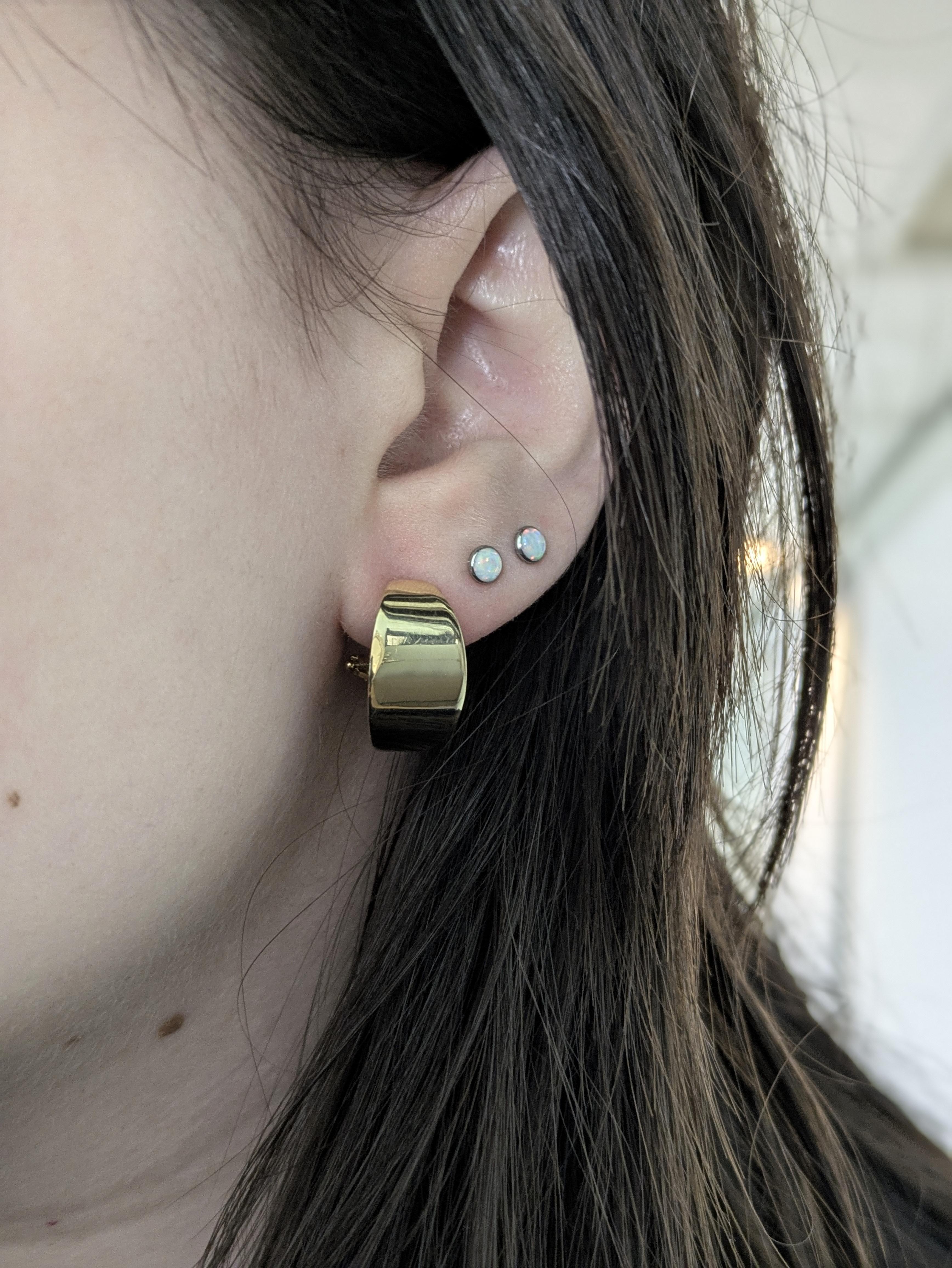 Irradia un'eleganza senza tempo con questi orecchini a cerchio in oro giallo massiccio 14k, realizzati alla perfezione e ricchi di fascino classico. La loro elegante lucentezza dorata aggiunge una raffinatezza senza sforzo: il mix perfetto tra