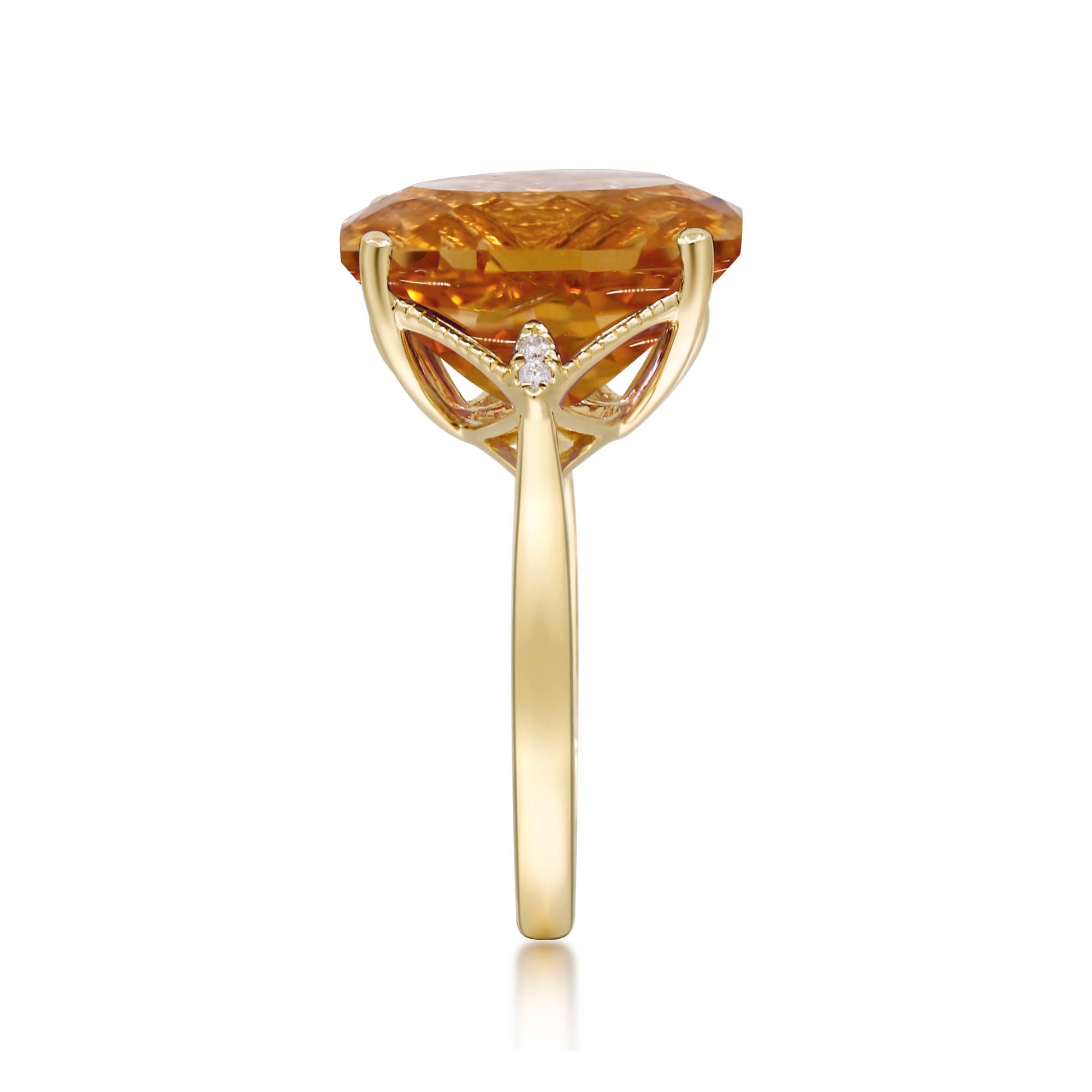 Irradiant de chaleur et de brillance, cette bague haut de gamme est fabriquée en or jaune 14 carats et met en vedette une captivante citrine de 12 x 16 mm à taille coussin pesant 7 carats. La pierre précieuse orange doré éblouit par sa couleur riche