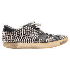 Goldene Schwarze & silberne Nieten-Sneakers mit Gänseblümchen