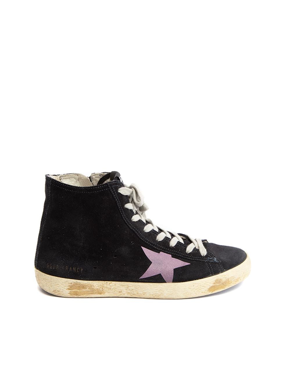 CONDIT ist sehr gut. Minimale Abnutzung an den Schuhen ist auf dieser gebrauchten Golden Goose Designer Wiederverkauf Artikel evident. 
 

 

 

 Einzelheiten
 

 

 Schwarz
 

 Wildleder
 

 Hochwertige Turnschuhe
 

 Schnürsenkel
 

 Runde Zehe
