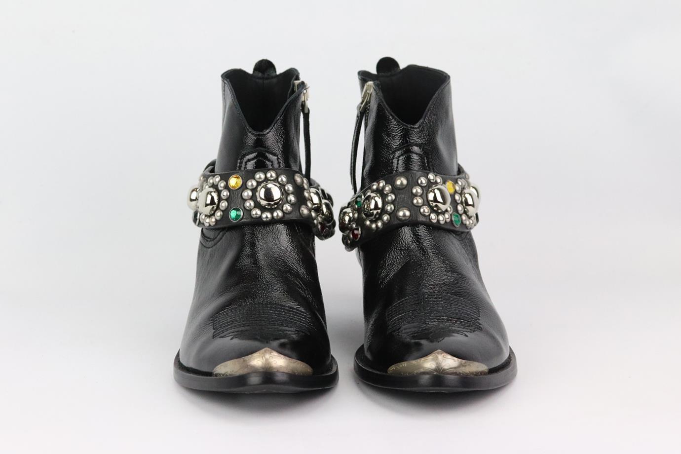 Estos botines de Golden Goose Deluxe Brand tienen detalles afilados de inspiración occidental, este diseño de piel brillante tiene una correa de arnés embellecida y una elegante puntera puntiaguda con tapones metálicos. El tacón mide aproximadamente