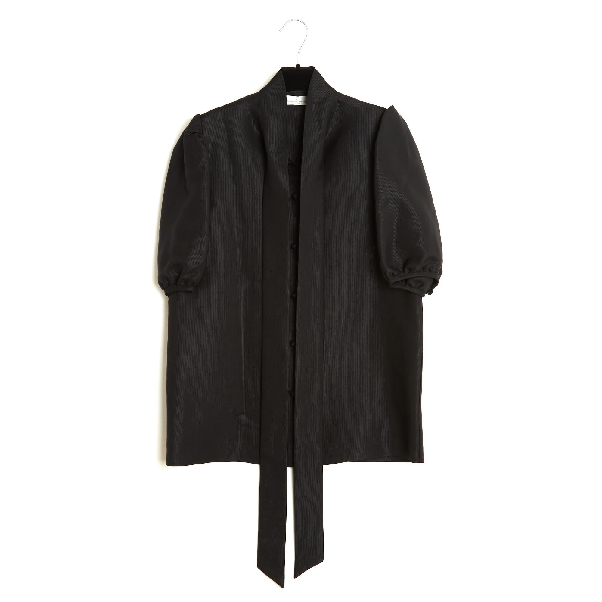 Top Golden Goose Deluxe Brand blouse in black wool and silk ottoman, lavallière collar closed by 6 fabric-covered buttons, short and slightly puffed sleeves tightened by a matching button. Size L or 40FR or UK12 and US10: shoulders 34 cm, chest 50