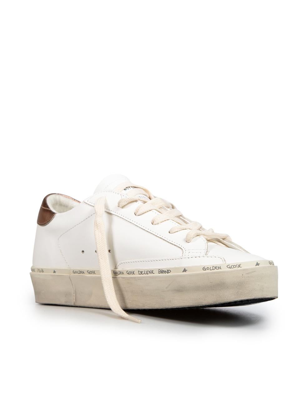El ESTADO de este artículo de diseño Golden Goose es Nuevo con etiquetas. Este artículo viene con el embalaje original.
  
  
  
  Detalles
  
  
  Model No: Hi Star
  
  GWF00118 F00618611932
  
  Temporada: FW24
  
  Blanco
  
  Piel
  
 