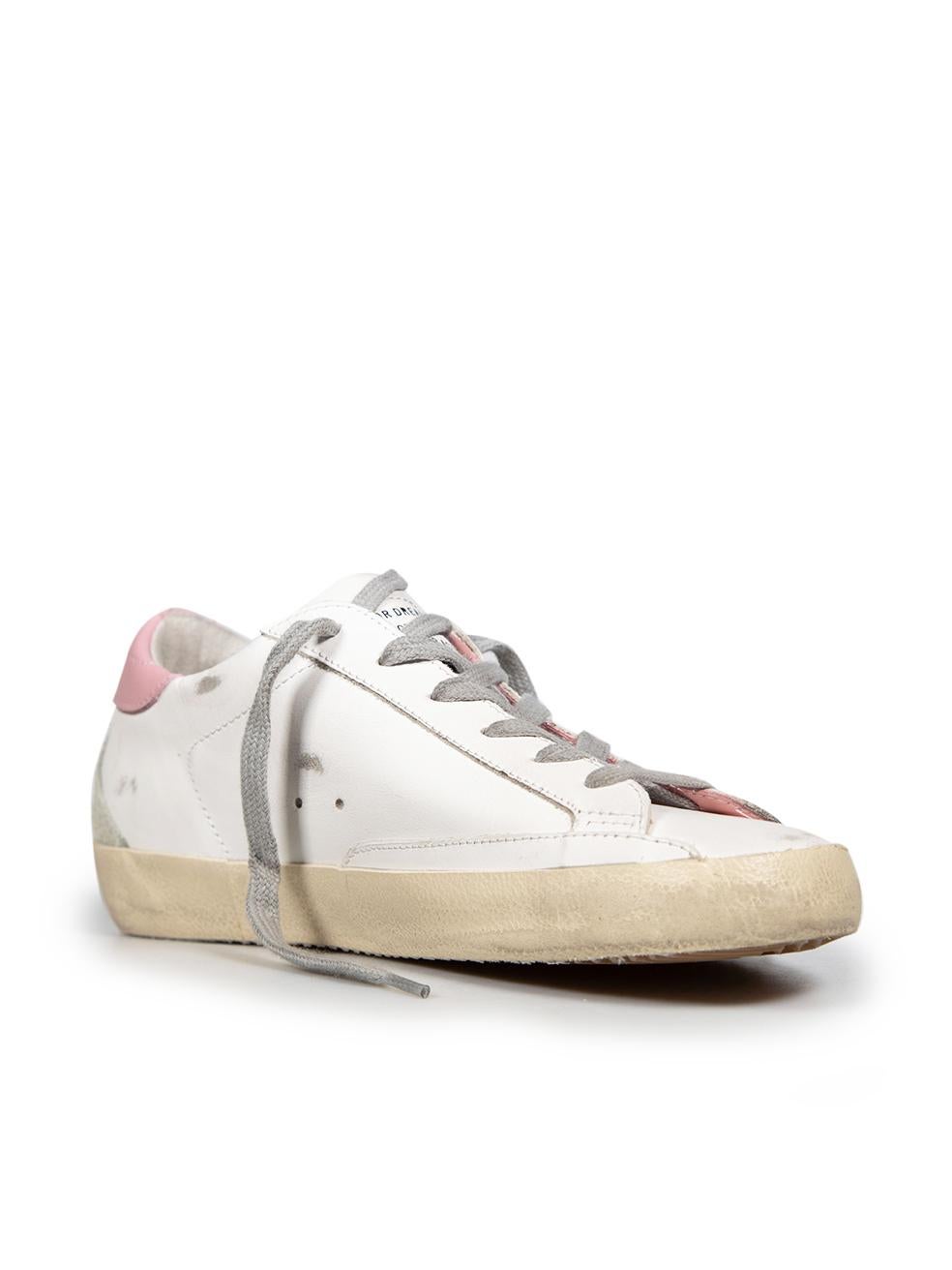 CONDITION is New with tags on this brand new Golden Goose designer item. This item comes with original packaging.
 
 
 
 Details
 
 
 Model: Superstar
 
 GWF00102 F00256910914
 
 Season: FW24
 
 White and pink
 
 Leather
 
 Trainers
 
 Distressed