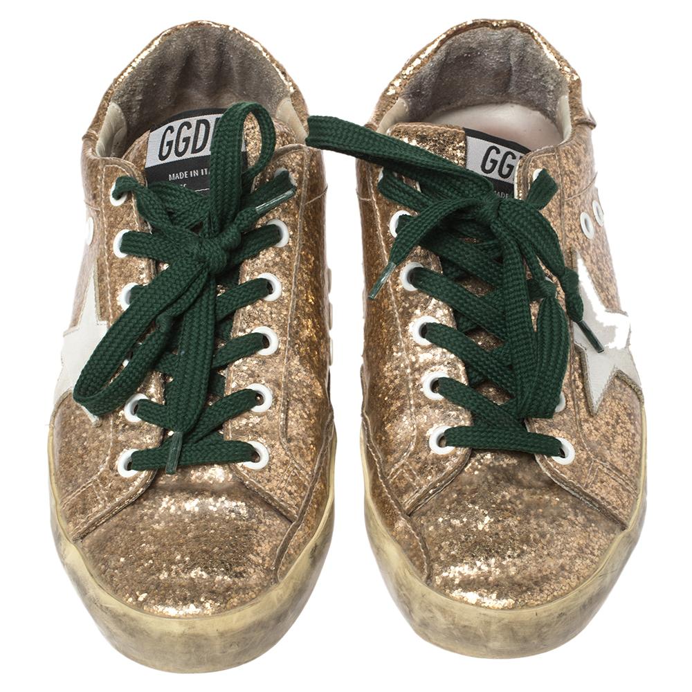 Enjoy footwear ease with these sneakers by Golden Goose. They've been crafted from glitter and PVC, and designed with round toes, star patches, and lace-up on the vamps. The leather insoles and rubber soles add to the comfort of the pair

Includes: