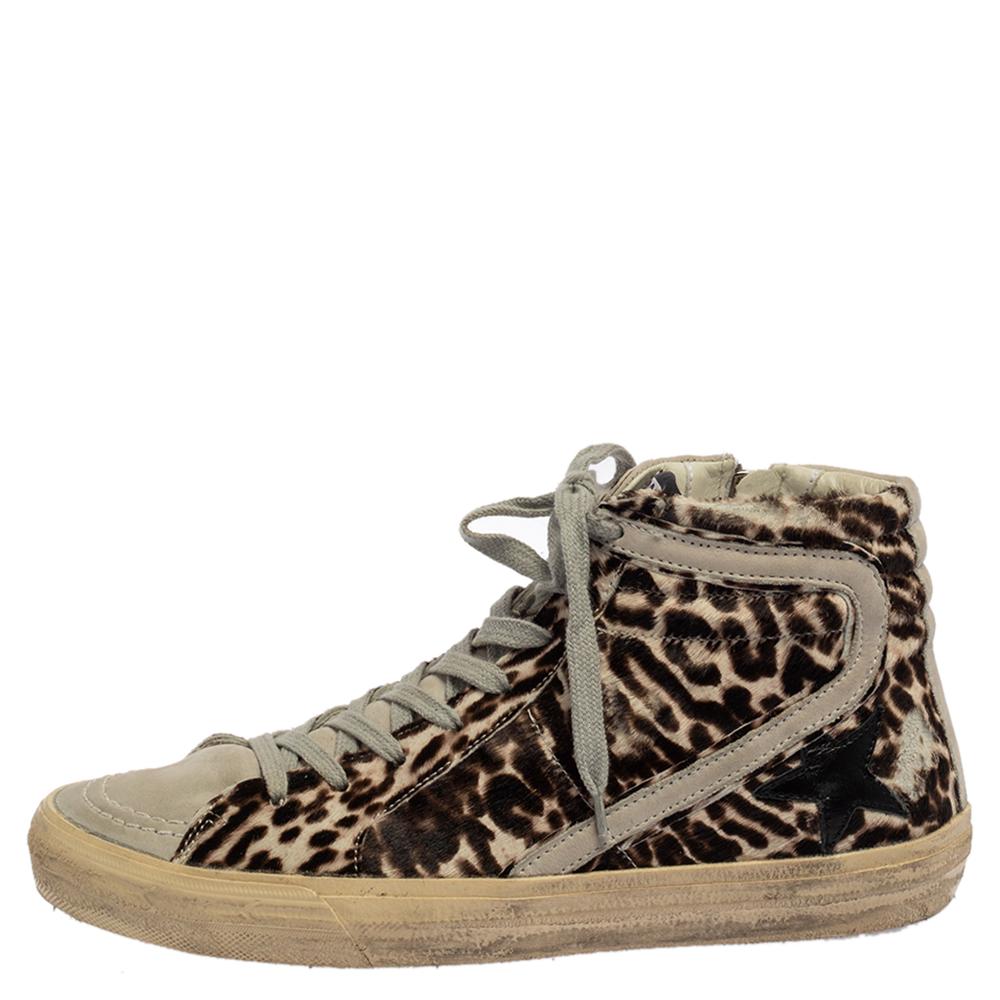 These stylish high-top sneakers by Golden Goose have been crafted in Italy. They are made of quality suede and calf hair. They flaunt an animal print and are styled with lace-up fronts, signature star motifs, tongues carrying the brand logo, leather