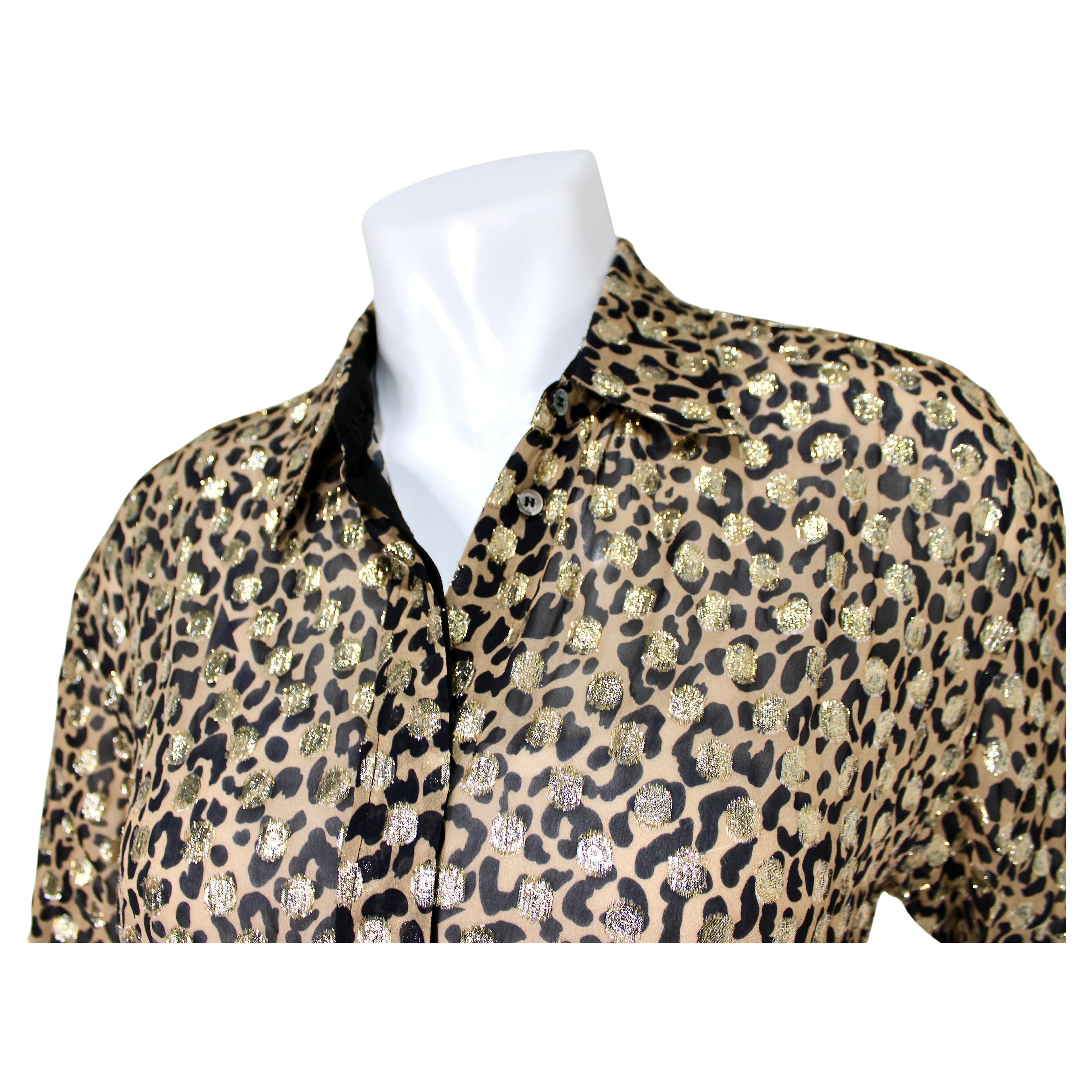 La camicetta Golden Goose Leopard Print Lamé a maniche lunghe con bottoni è uno straordinario capo d'abbigliamento che combina perfettamente l'audace stampa animalier con lussuosi ricami metallici. Realizzata con un motivo leopardato impreziosito da