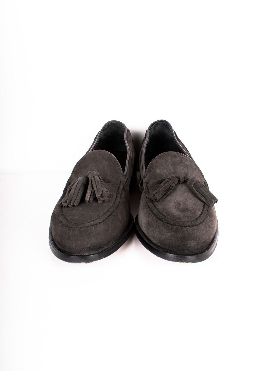 Compruebe mis otros listados. Tiene a la venta mucha más ropa de diseño. Abierto a cualquier oferta.
El artículo en venta es 100% auténtico Golden Goose Mocasines Zapatos Hombre, PE
Color: gris
(El color real puede variar un poco debido a la