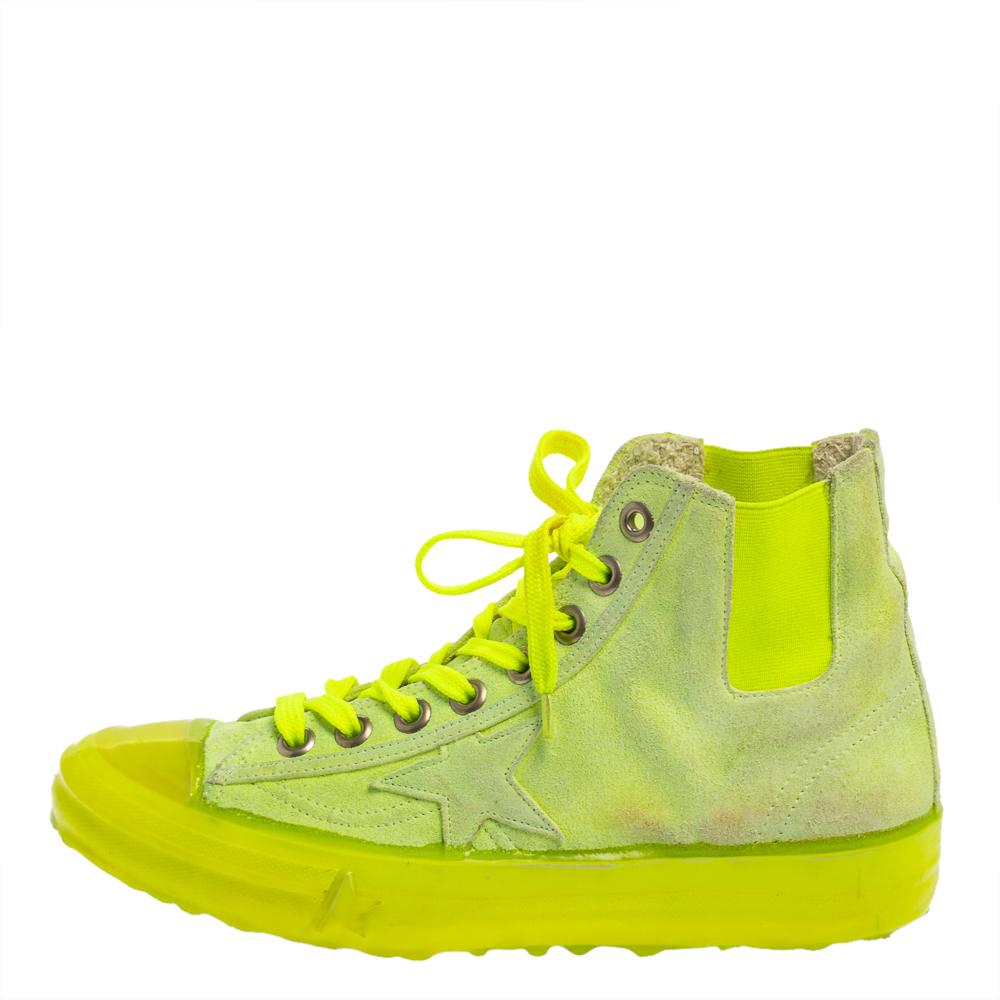 These stylish high-top sneakers by Golden Goose have been crafted in Italy. They are made of quality canvas in a neon green hue. They are styled with lace-up fronts, signature star motifs, tongues carrying the Dip branding, and rubber soles. Grab