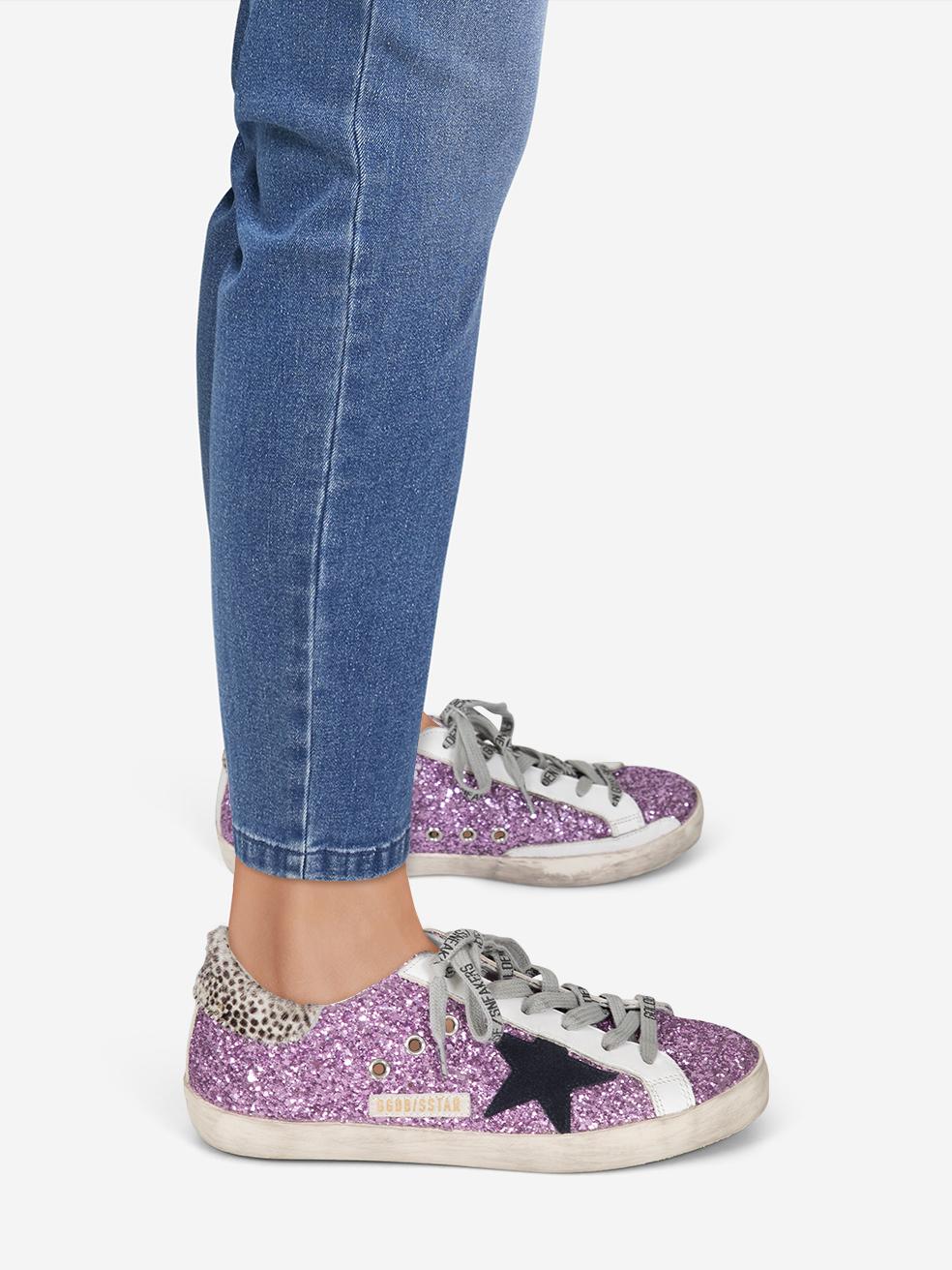 CONDIT ist sehr gut. Die Schuhe weisen minimale Abnutzungserscheinungen auf. Minimale Abnutzung des Innenleders mit Abrieb an diesem gebrauchten Golden Goose Designer Wiederverkaufsartikel. Wird mit Staubbeutel geliefert.
 

 Einzelheiten
 

 

