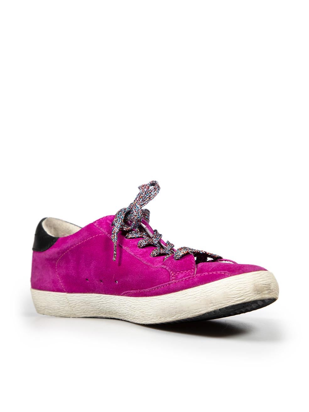CONDITION is Good. Minor wear to the trainers is evident, there is light discolouration on the front toe box, the sides, rear and around the ankle circumference. The suede on the internal collar area has mild pilling on this used Golden Goose