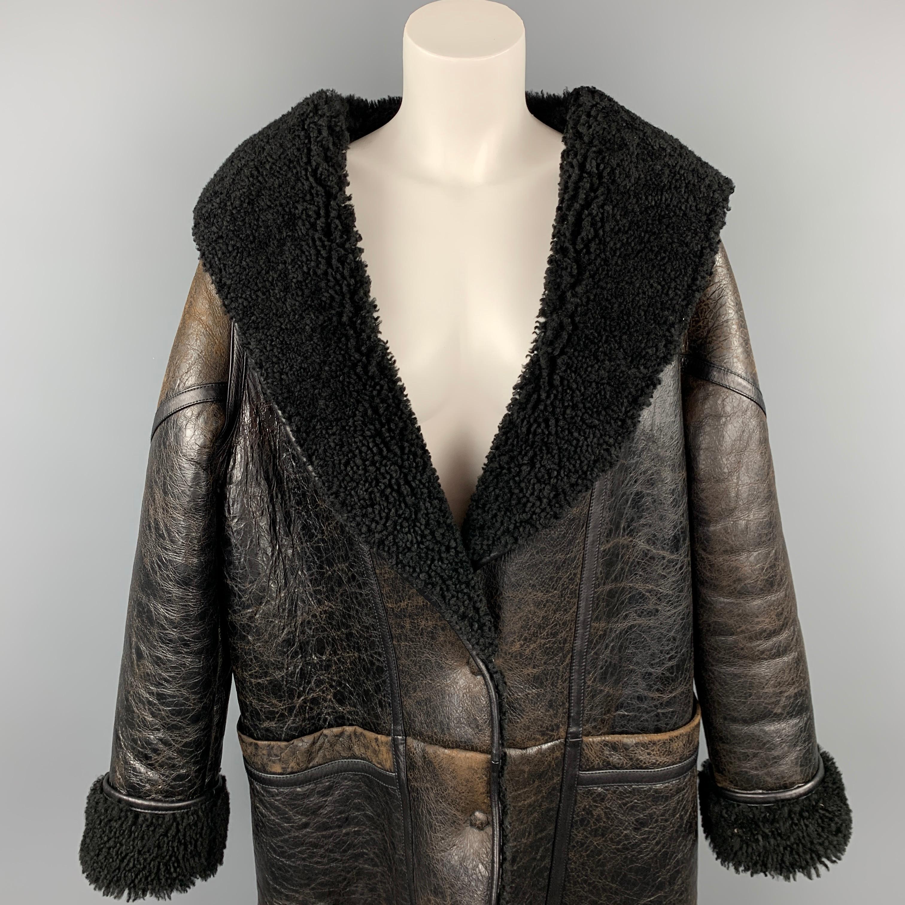 GOLDEN GOOSE coat comes in a dark brown crackled leather with a black shearling liner featuring a oversized style, maxi pockets, hooded, and a snap button closure. Made in Italy.

Very Good Pre-Owned Condition.
Marked: S

Measurements:

Shoulder: 19