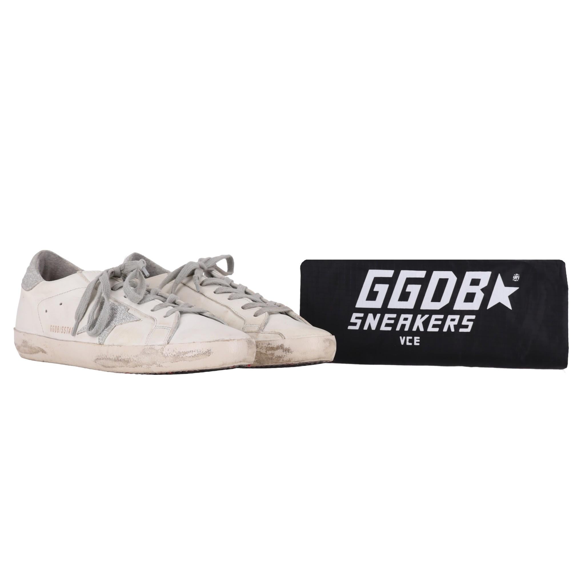 Zapatillas de piel Golden Goose Super-Star

Fabricada en piel blanca con detalles plateados en contraste.

Diseñado con el característico acabado desgastado, el icónico parche de estrella y el logotipo estampado en los laterales.

Con puntera