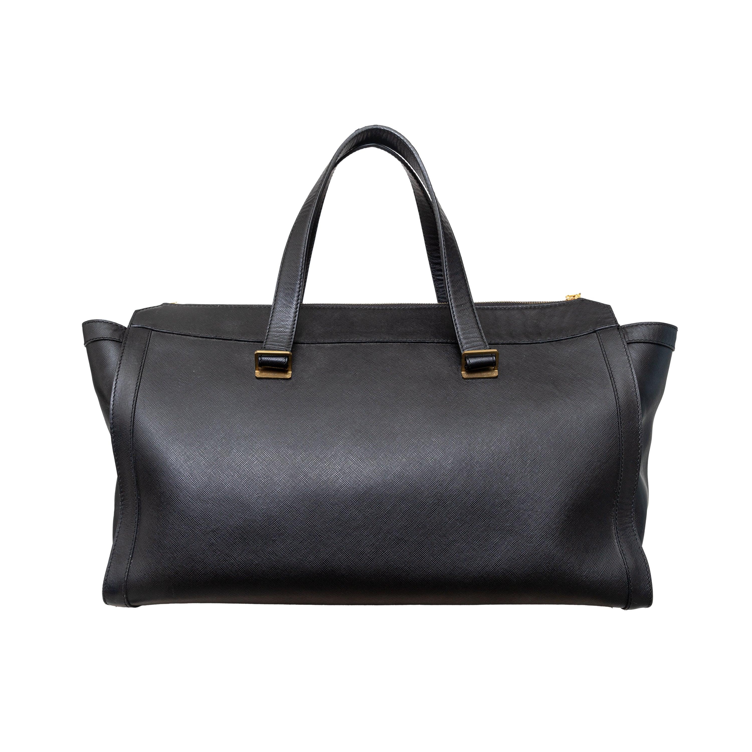 Expertly crafted for the modern professional, the Golden Goose Top Zip Tote Bag combines style and functionality. Made with leather and featuring double zip closure and a divider, this spacious tote is perfect for holding all your office