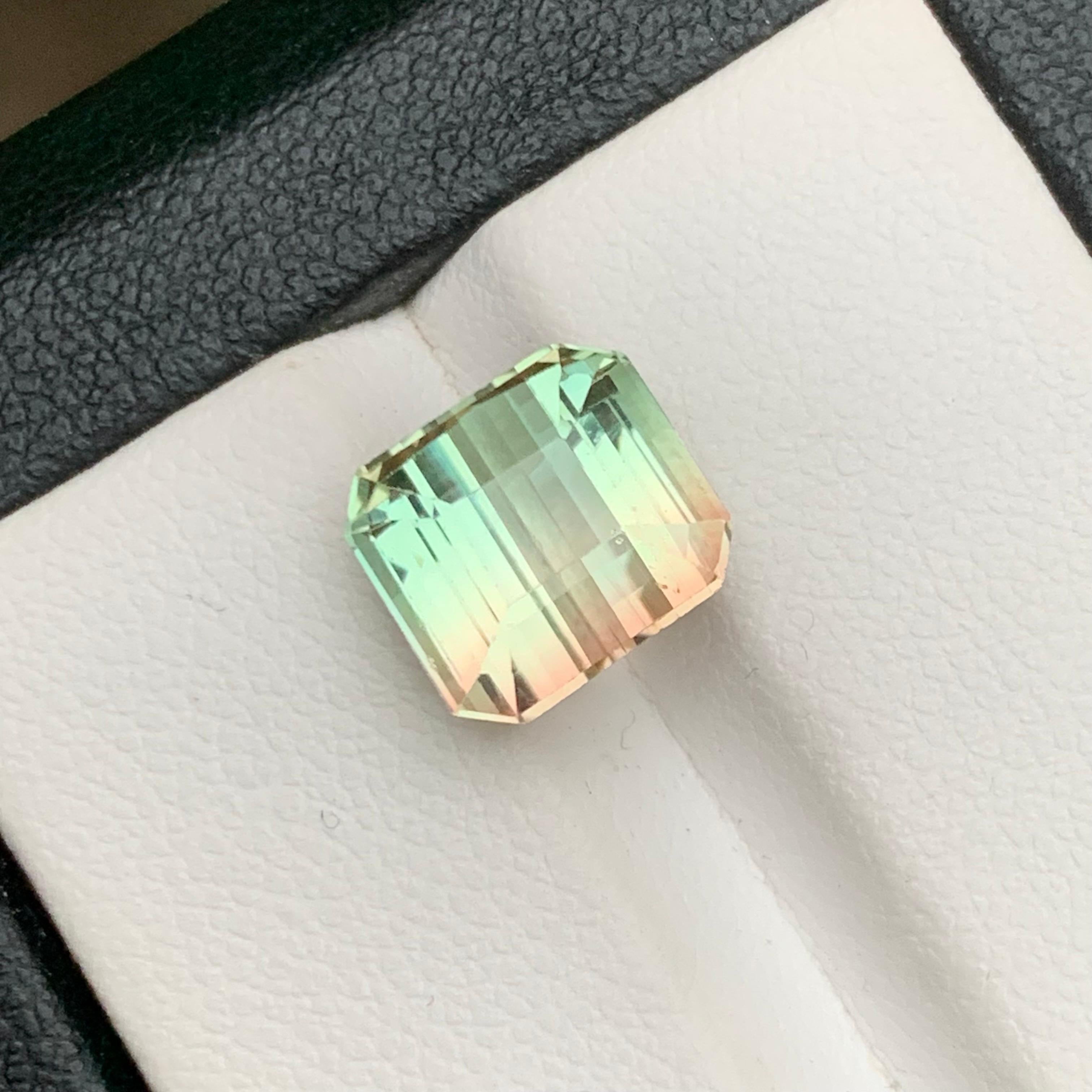 Contemporain Bague tourmaline naturelle bicolore dorée et verte taille octogonale de 5,65 carats en vente