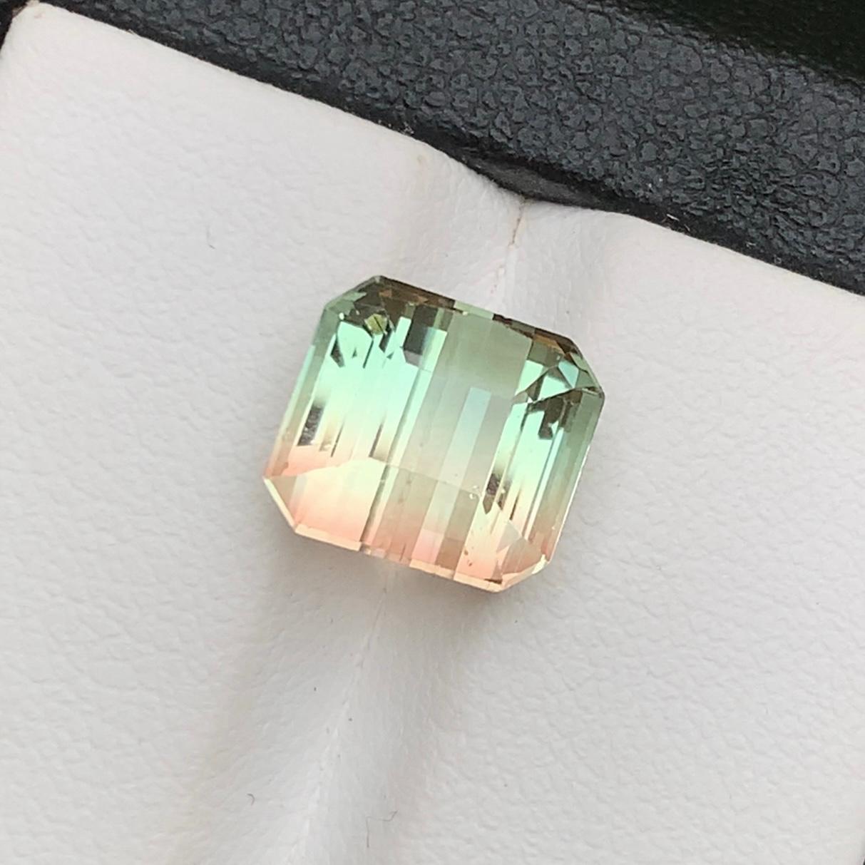 Taille octogone Bague tourmaline naturelle bicolore dorée et verte taille octogonale de 5,65 carats en vente