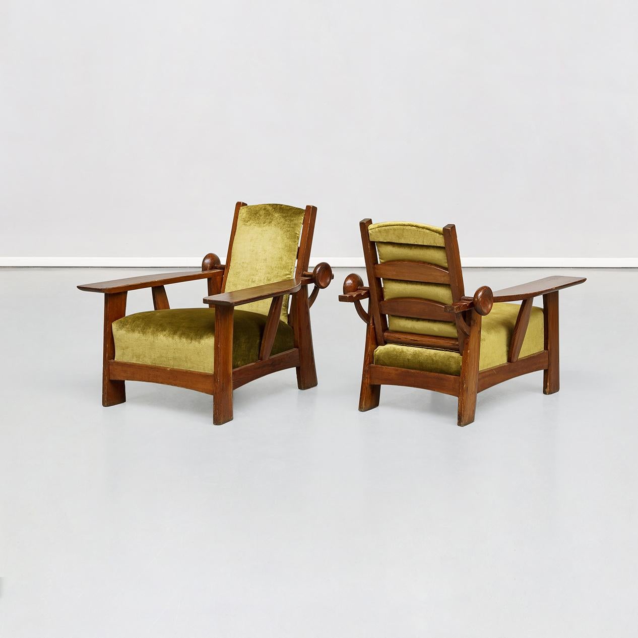 Fauteuils réglables en velours vert doré en pitch-pine Clemens Holzmeister, 1930


Paire de fauteuils uniques avec structure en bois massif et assise rectangulaire en velours vert vif. Le dossier, également recouvert de velours, est réglable en