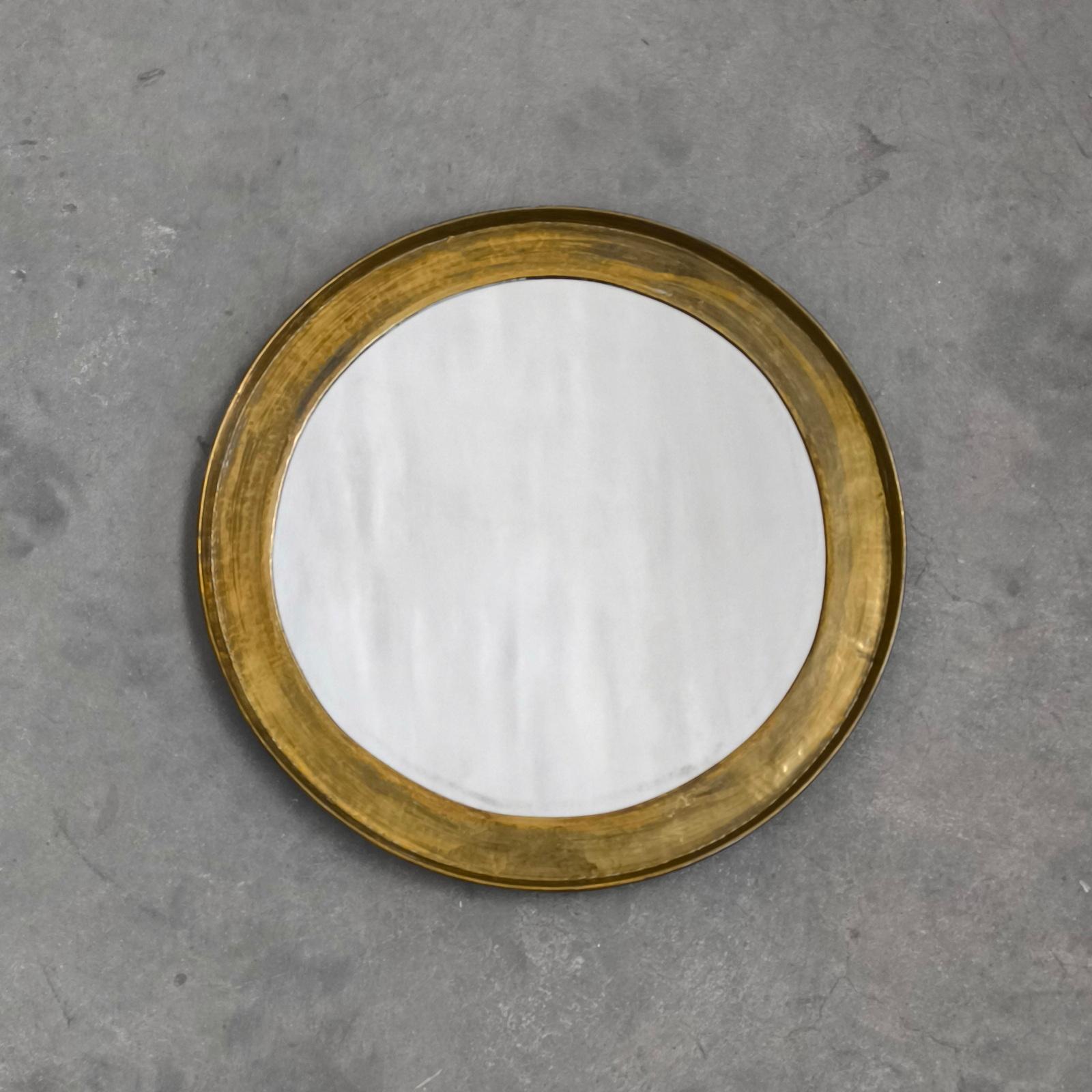 Golden Hammered Rim Round Wall Mirror Vintage 1960s.
Dieser schöne Vintage-Spiegel ist in einem runden Messingrahmen mit leicht gehämmerter Oberfläche und einer natürlich gealterten Patina montiert. Es ist insgesamt in gutem Zustand.
Durchmesser 59