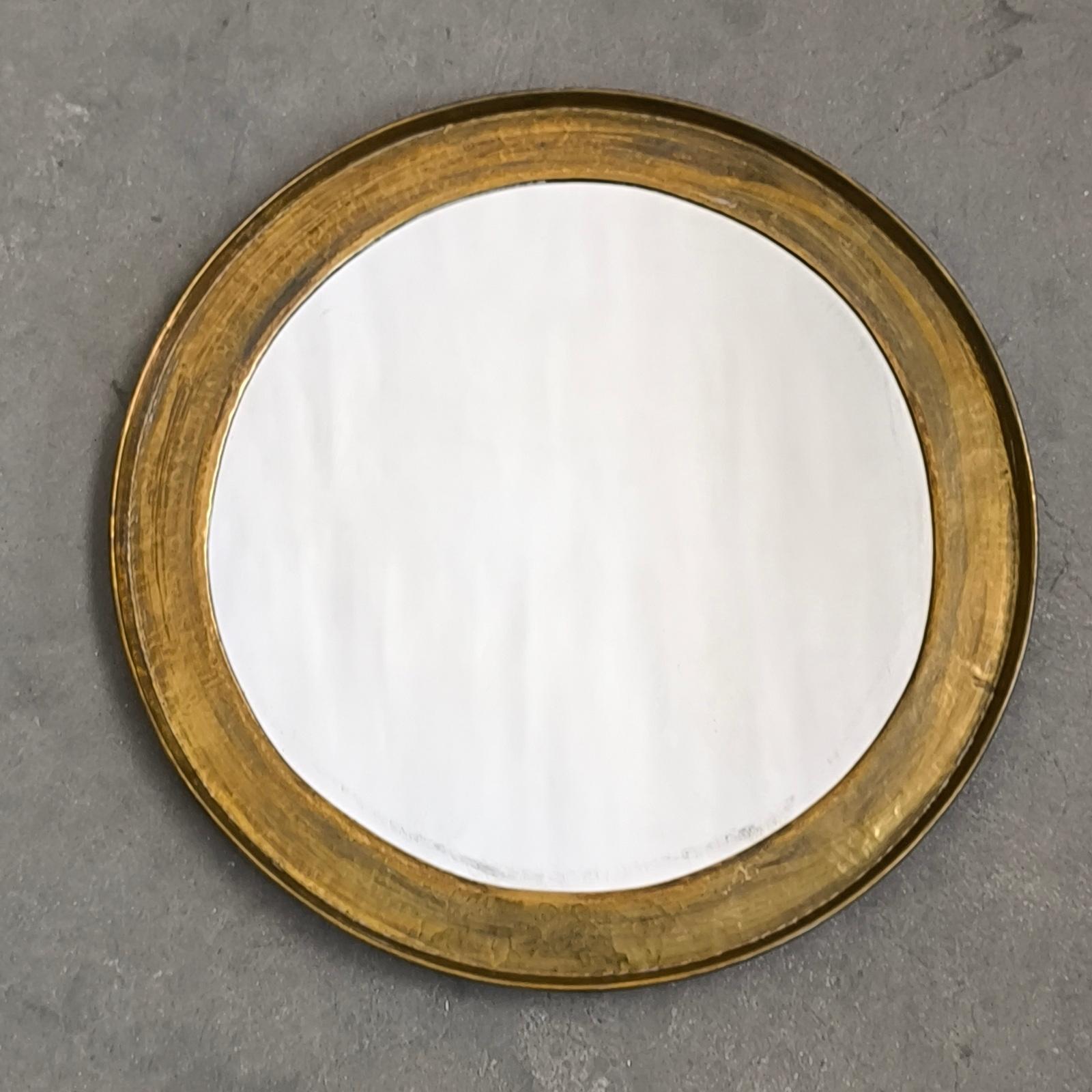 Runder Wandspiegel mit gehämmertem Rand in Gold, Vintage 1960er Jahre (Brutalismus) im Angebot