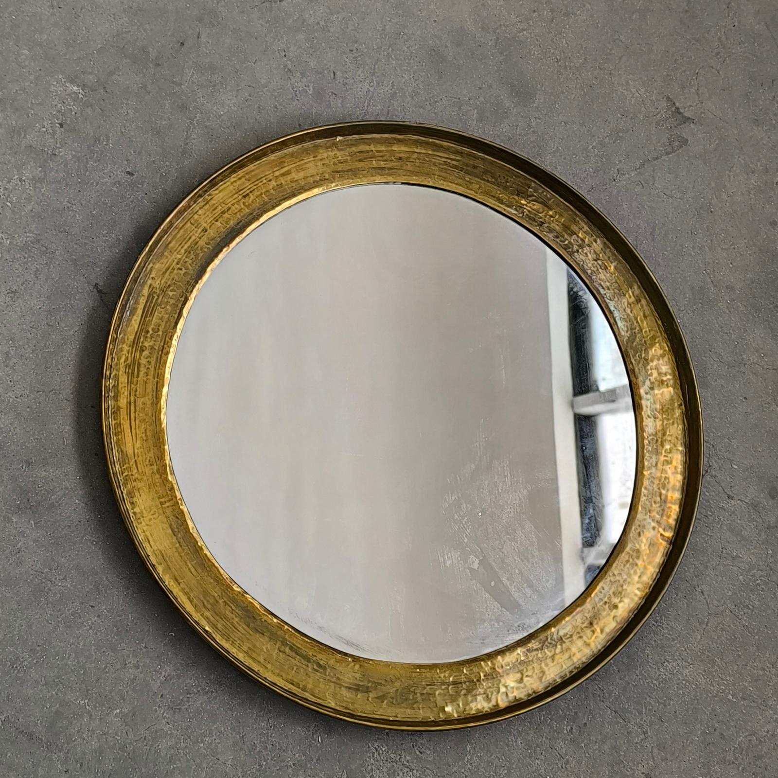Runder Wandspiegel mit gehämmertem Rand in Gold, Vintage 1960er Jahre (Europäisch) im Angebot
