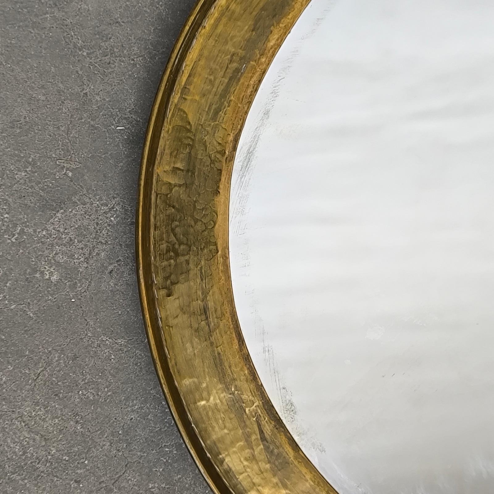 Runder Wandspiegel mit gehämmertem Rand in Gold, Vintage 1960er Jahre (Gehämmert) im Angebot