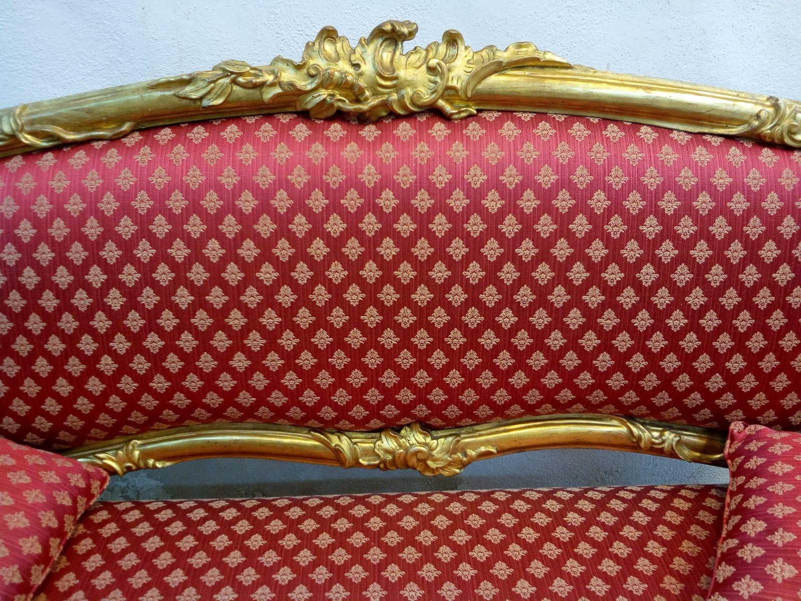 This gorgeous piece of furniture belongs to the Louis Phillipe (Luigi Filippo) period (1830-1848) and was hand carved, despite the fact that industrial production was flourishing by the time.

The “S” shaped forms of the legs and arm rest were